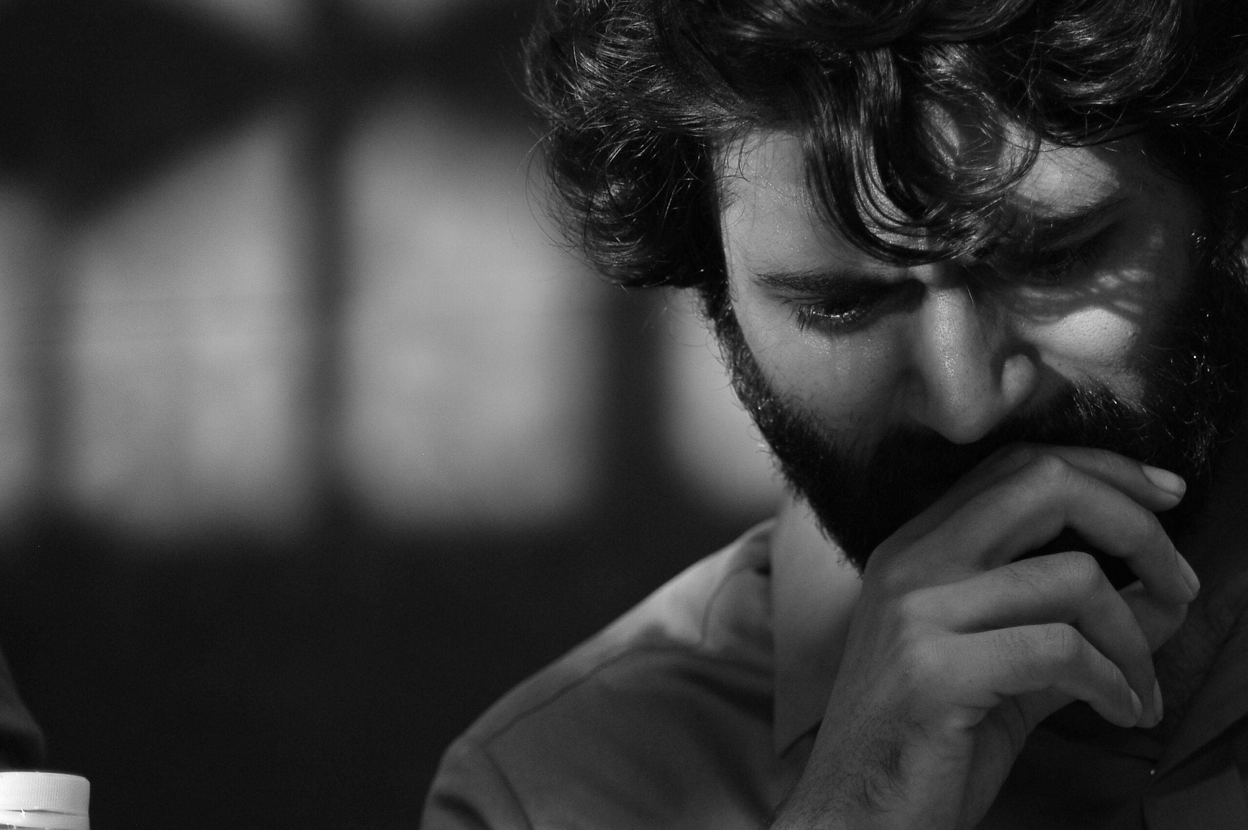 Arjun Reddy, greyscale, bearded man, 2K Desktop Wallpaper
