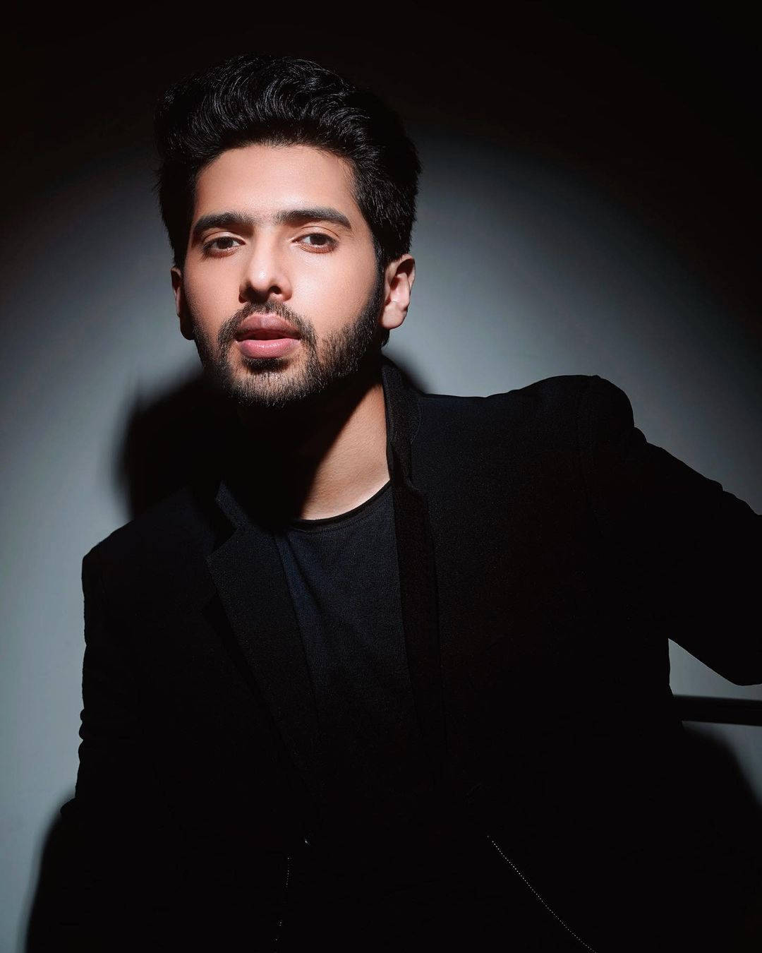 Armaan Malik, black blazer, gradient gray background, HD Phone Wallpaper