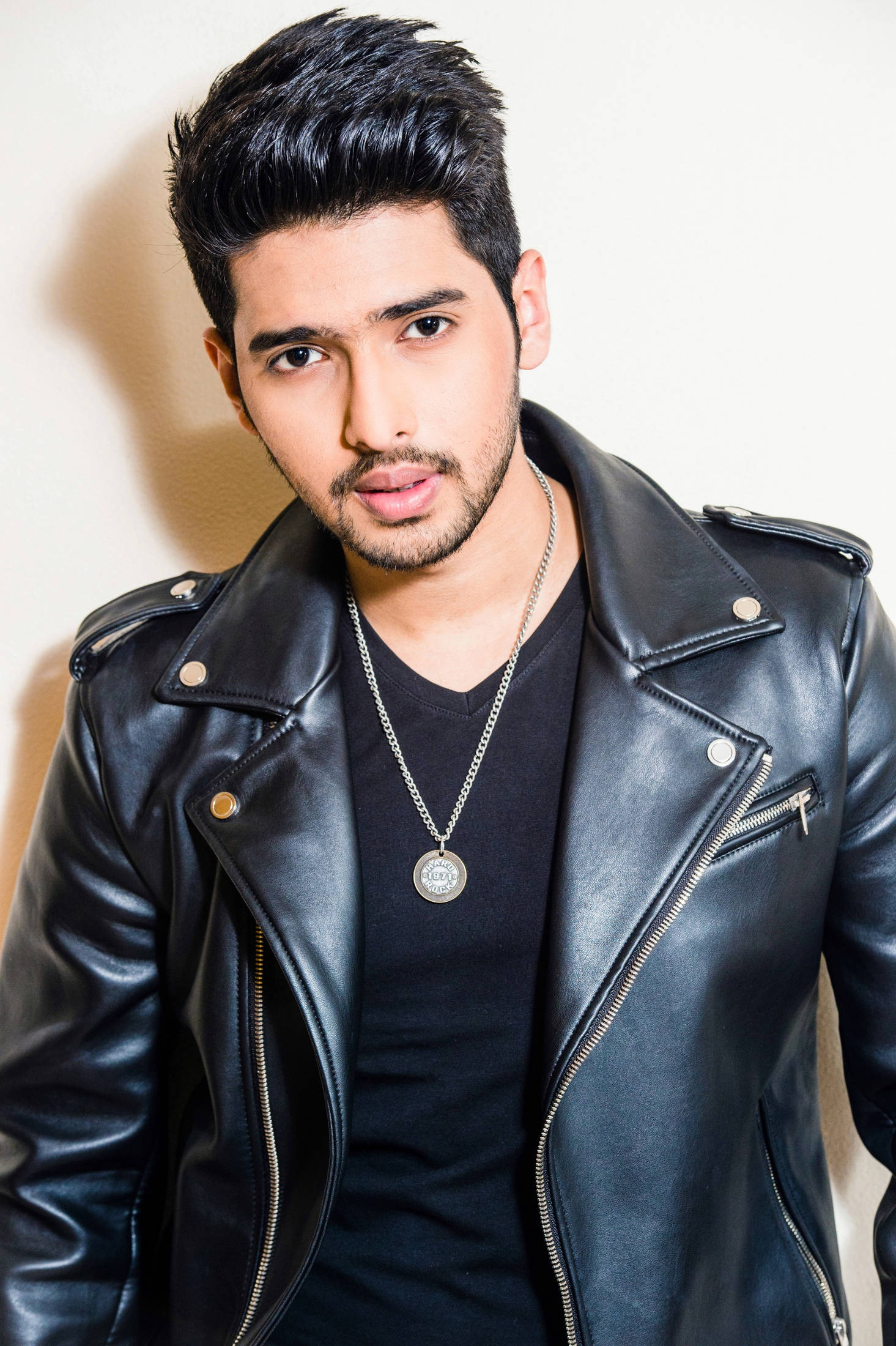 Armaan Malik, black leather jacket, silver pendant, Full HD Phone Wallpaper