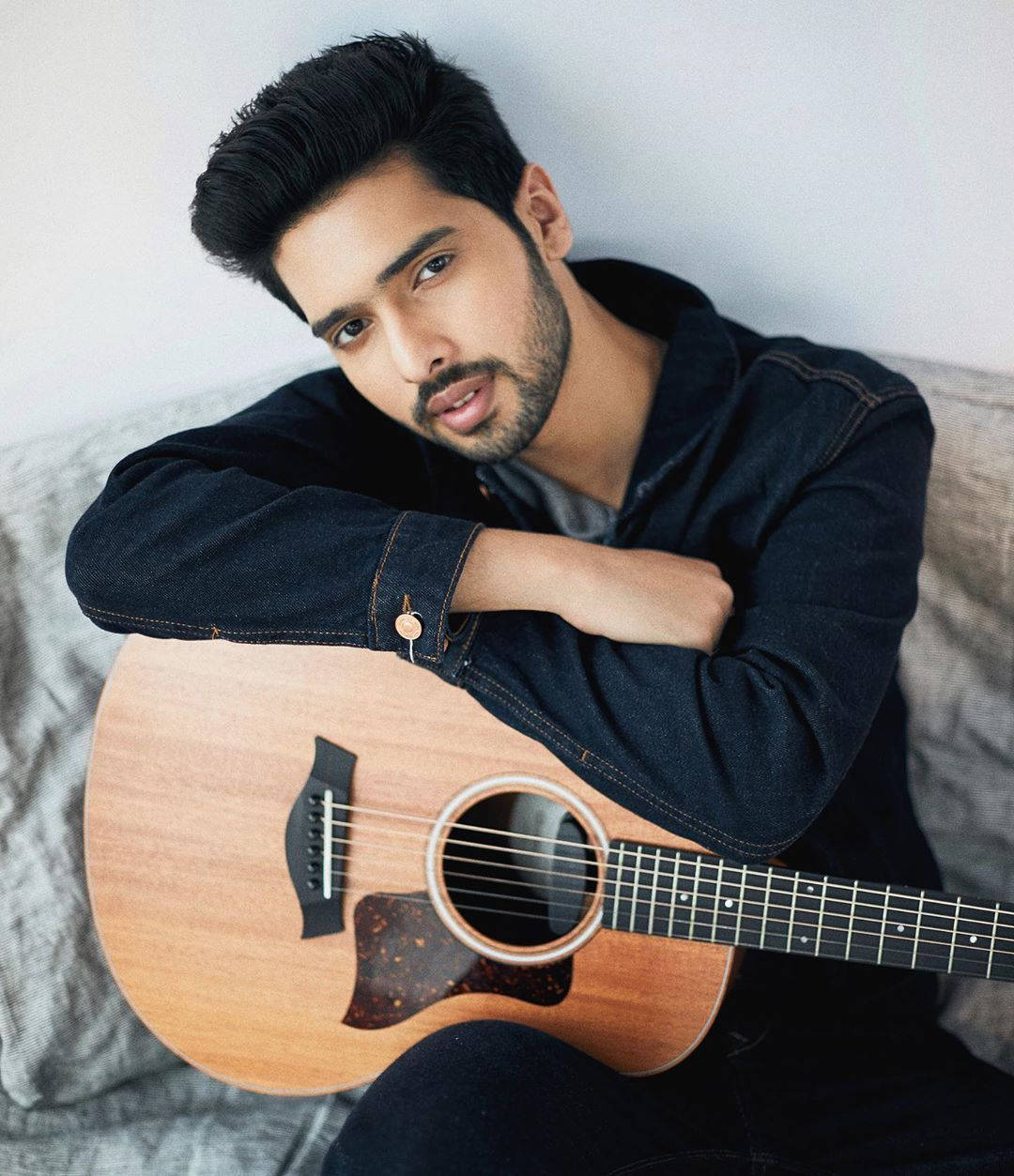 Armaan Malik, acoustic guitar, couch, SD Phone Wallpaper