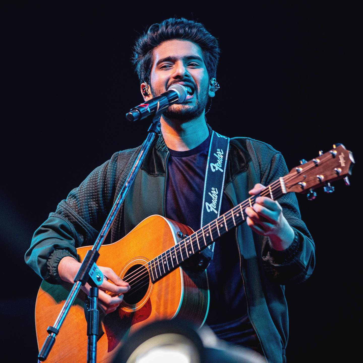 Armaan Malik, acoustic guitar, stage, HD Desktop Wallpaper