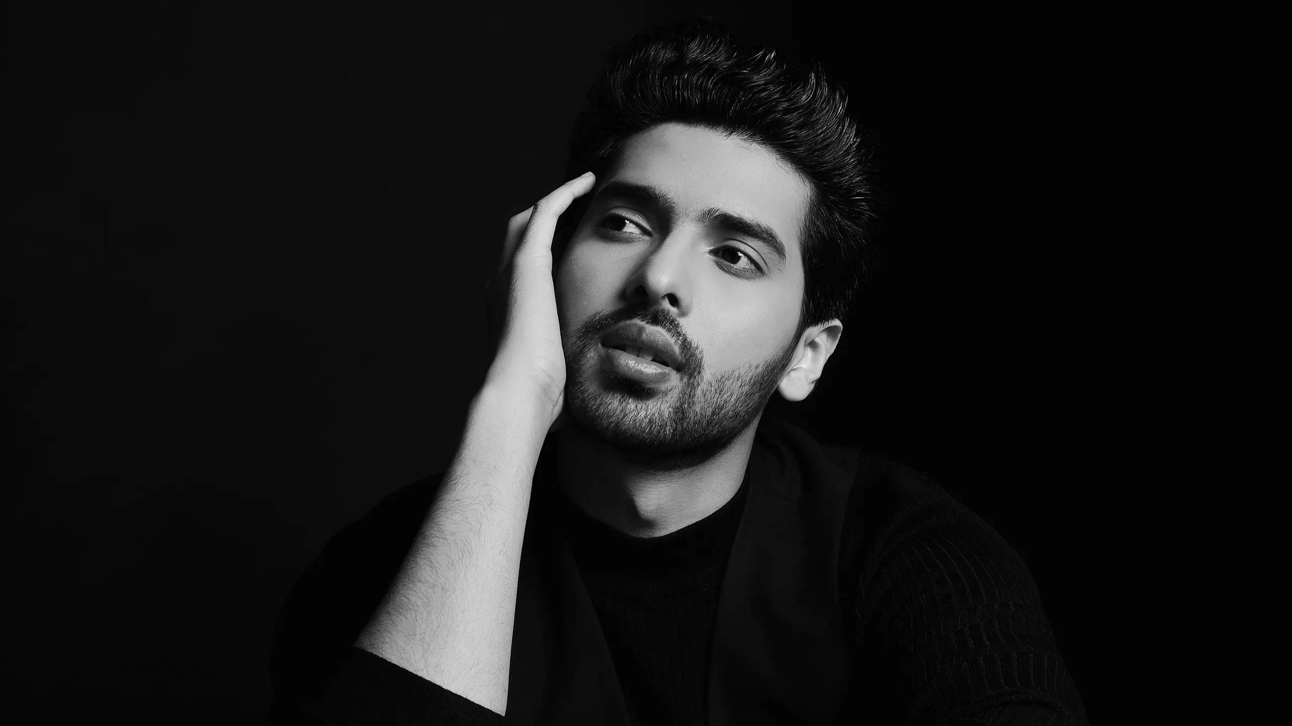 Armaan Malik, black and white portrait, beard, 2K Desktop Wallpaper