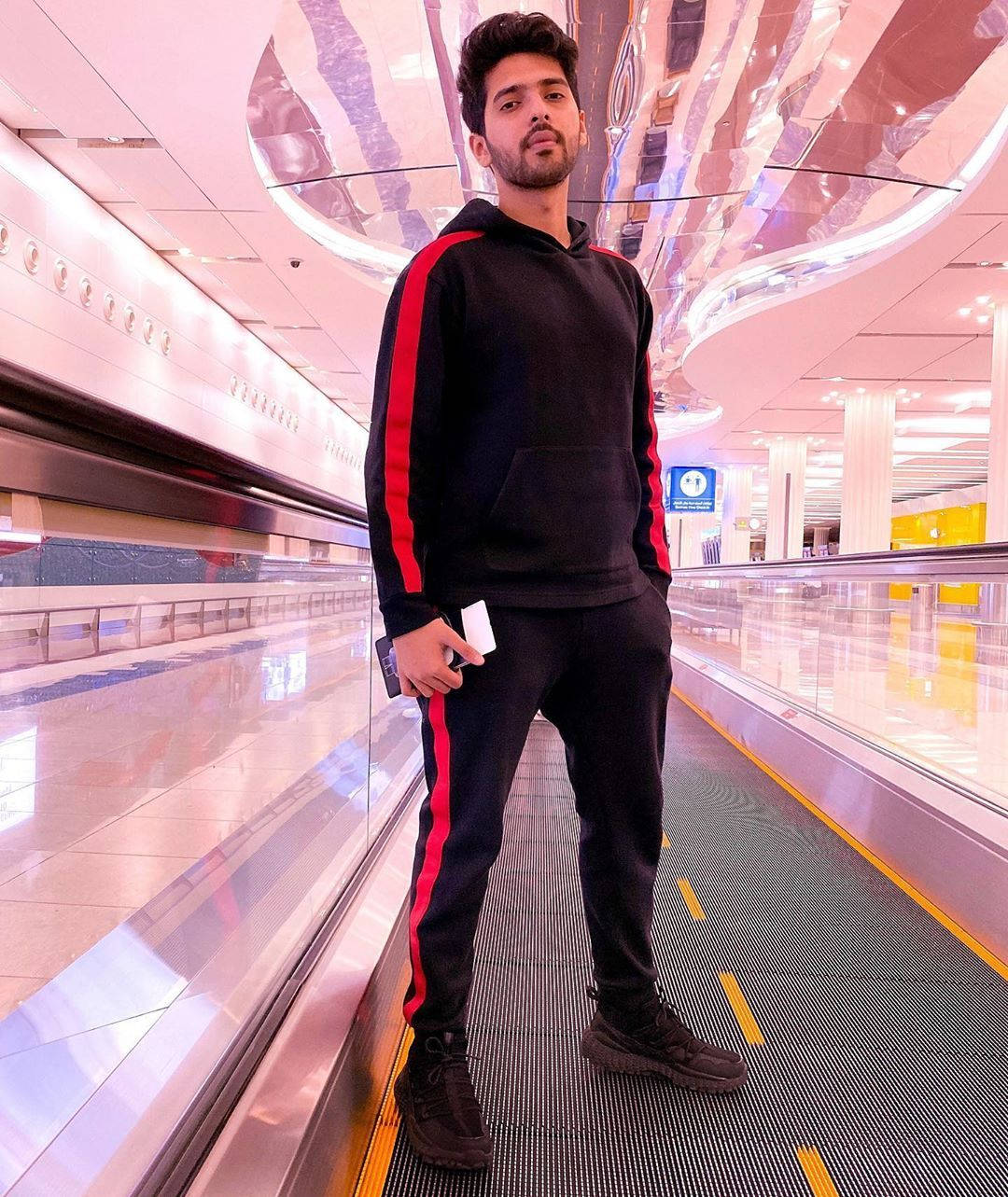 Armaan Malik, moving walkway, modern airport, HD Phone Wallpaper