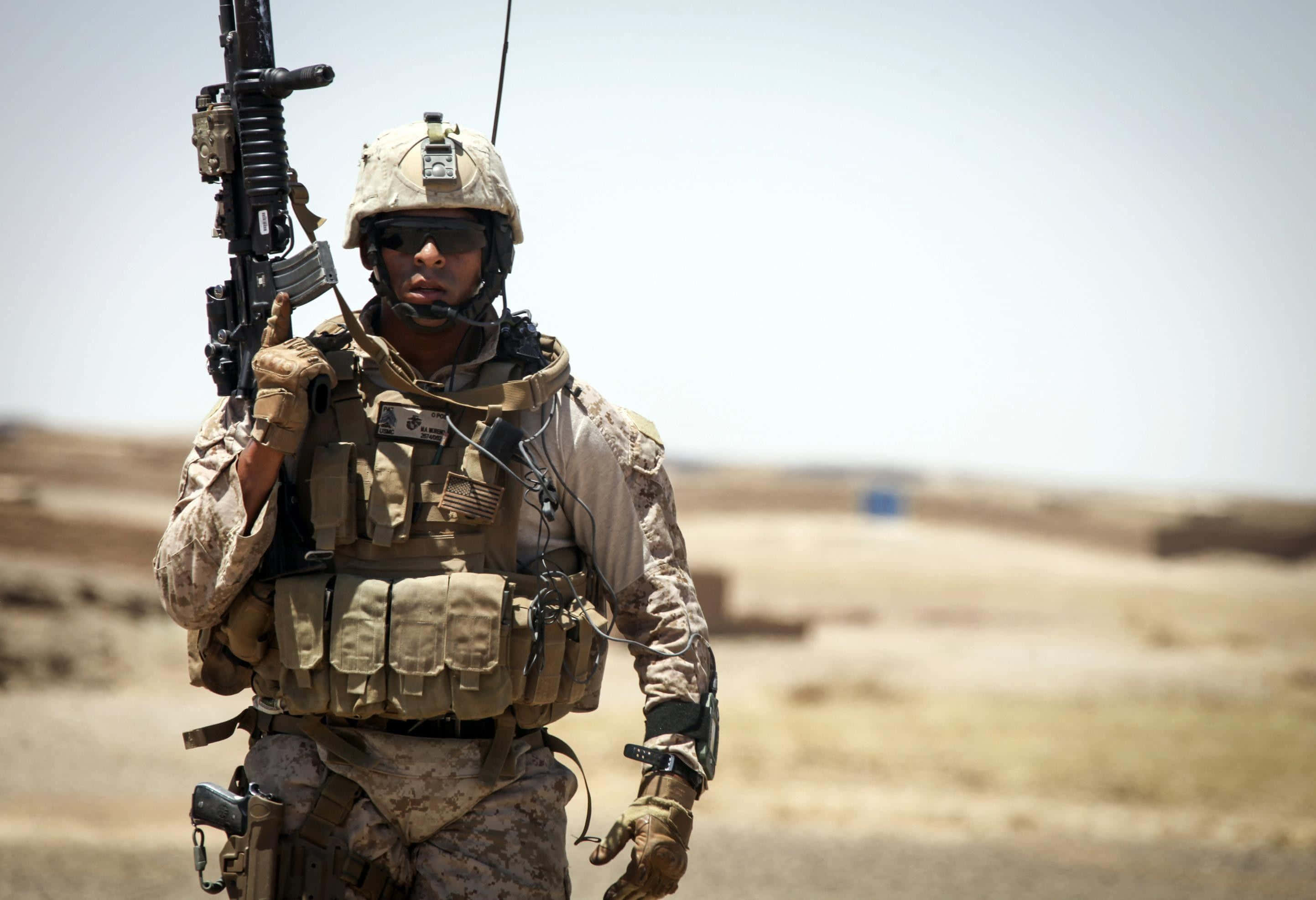 soldier, desert camouflage gear, rifle, 2K Desktop Wallpaper