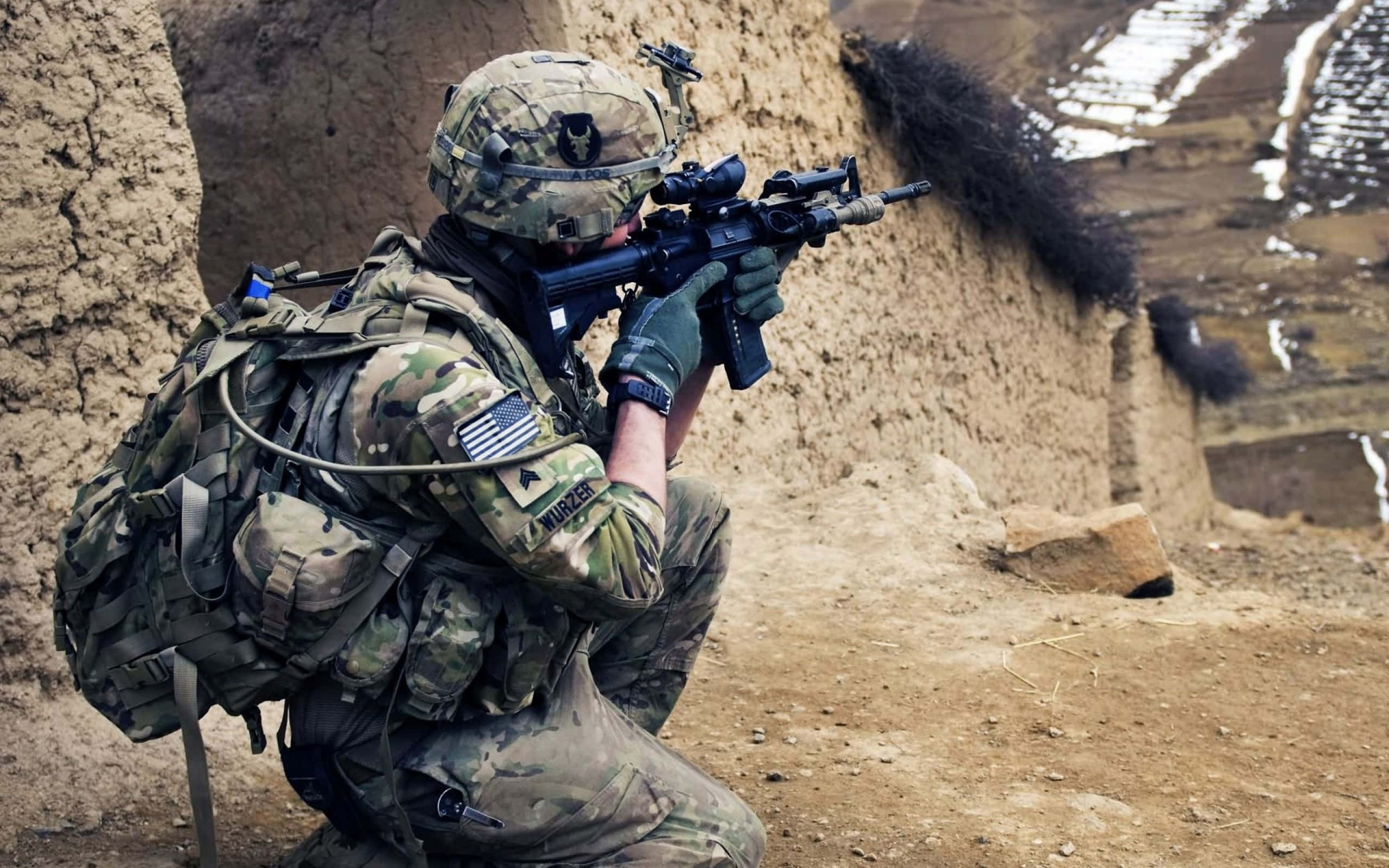 sniper gun, camouflage gear, dirt wall, 2K Desktop Wallpaper