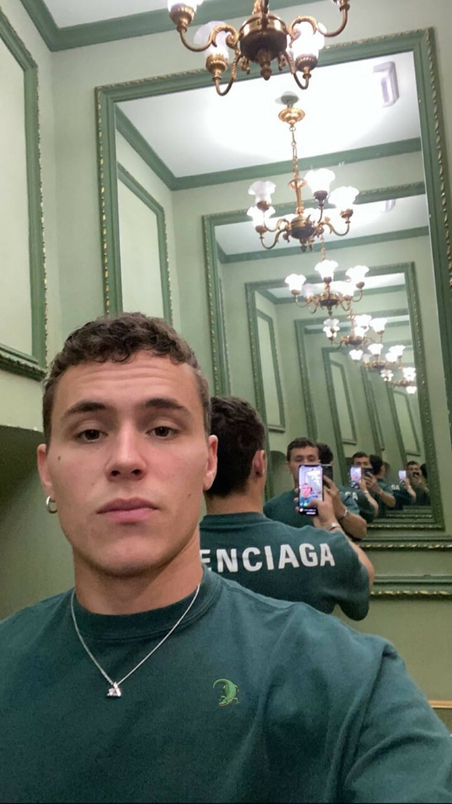 Aron Piper, mirror selfie, mirrored hallway, 2K Phone Wallpaper