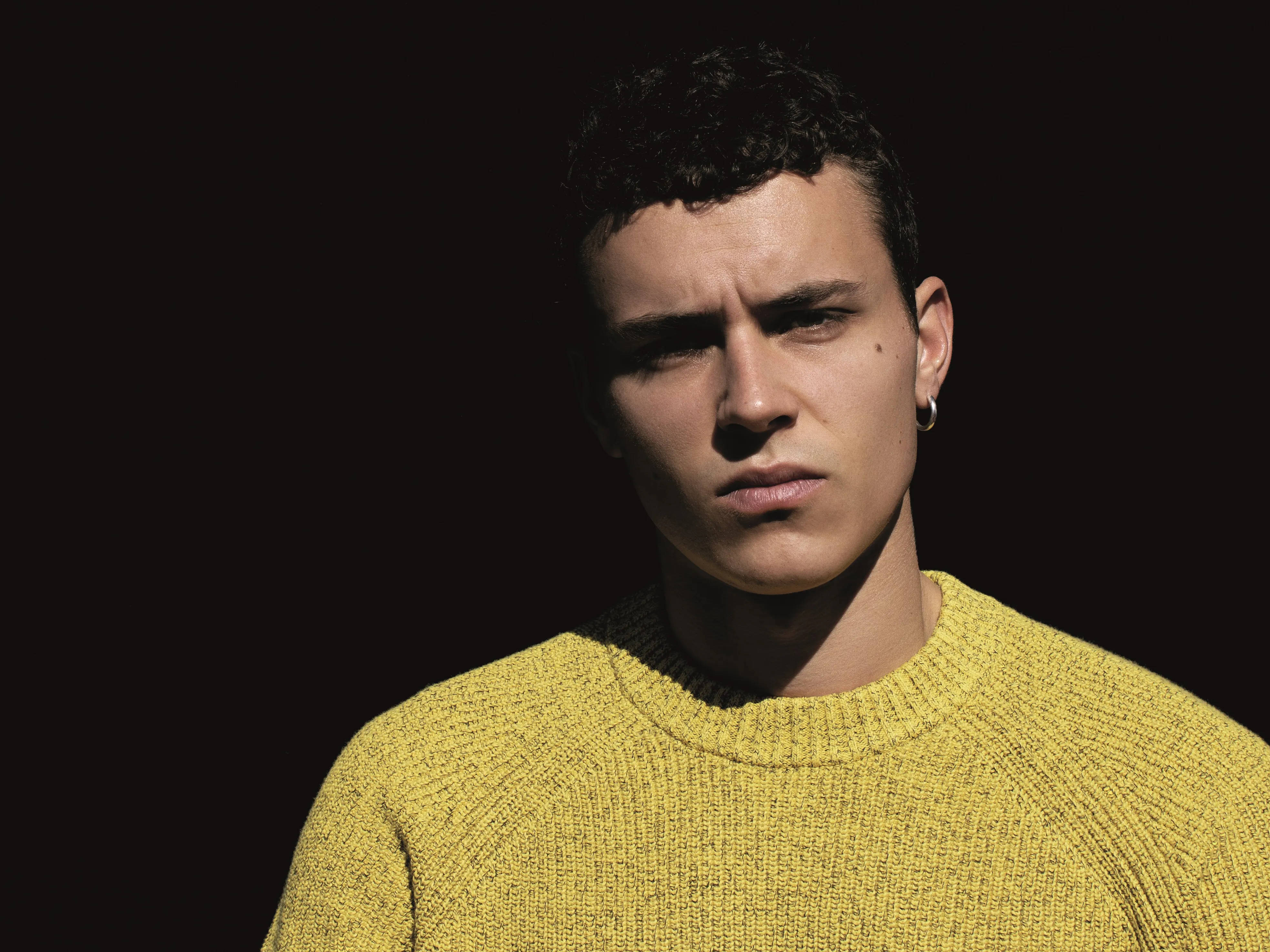Aron Piper, Spanish actor, textured yellow sweater, 4K Desktop Wallpaper