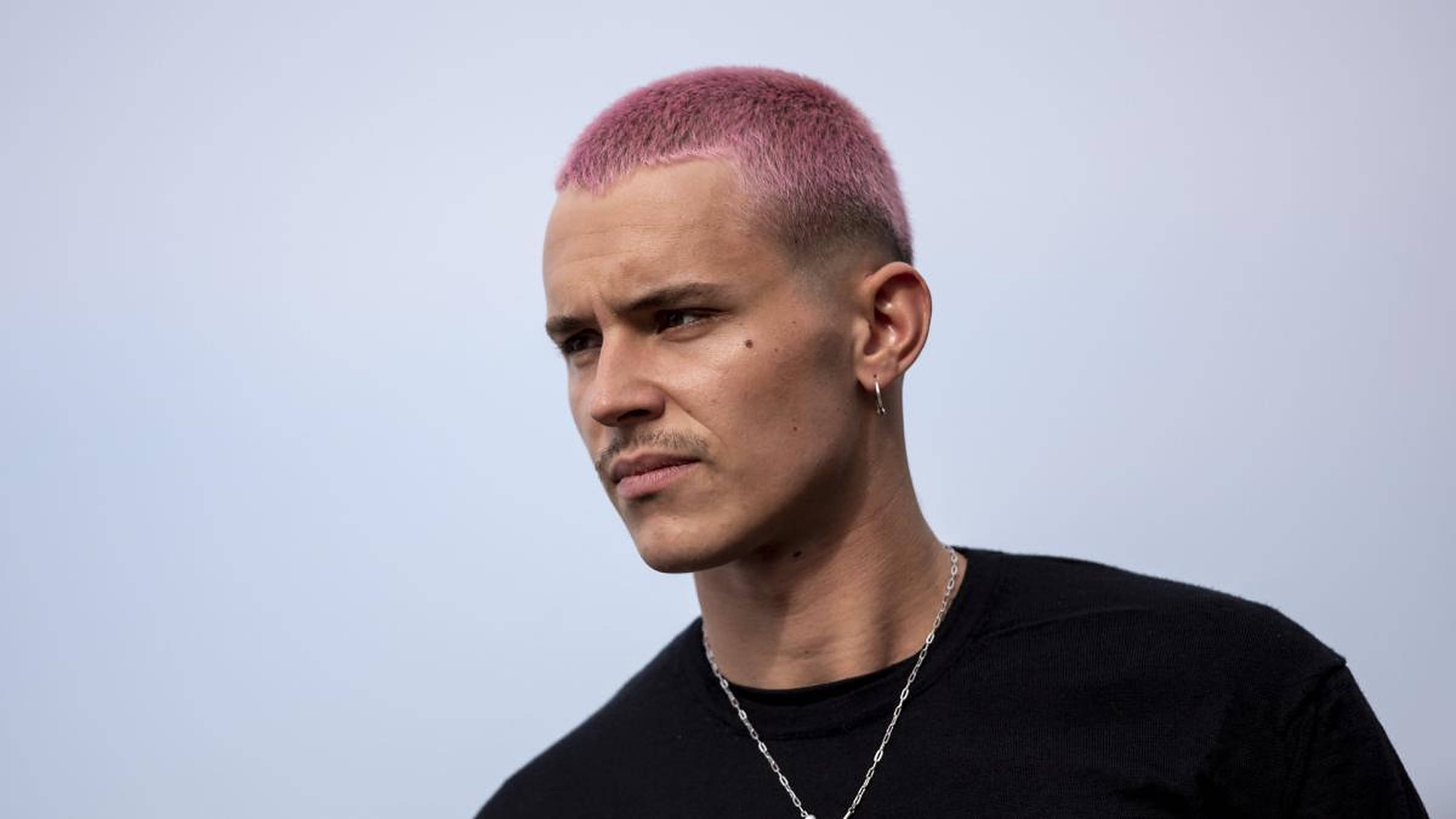 Aron Piper, pink buzz cut, silver chain necklace, Full HD Desktop Wallpaper