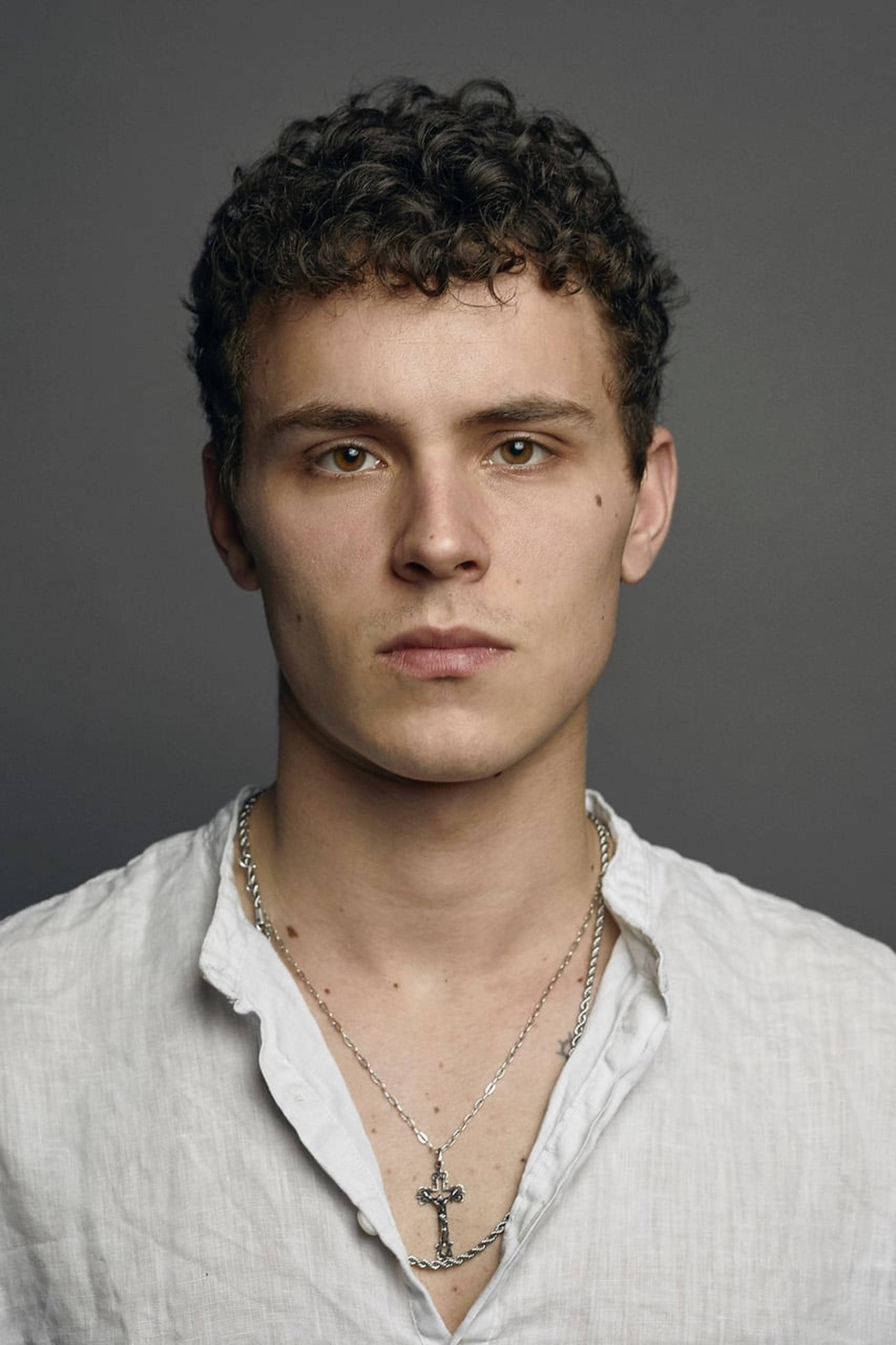 Aron Piper, curly dark hair, silver cross necklace, 2K Phone Wallpaper