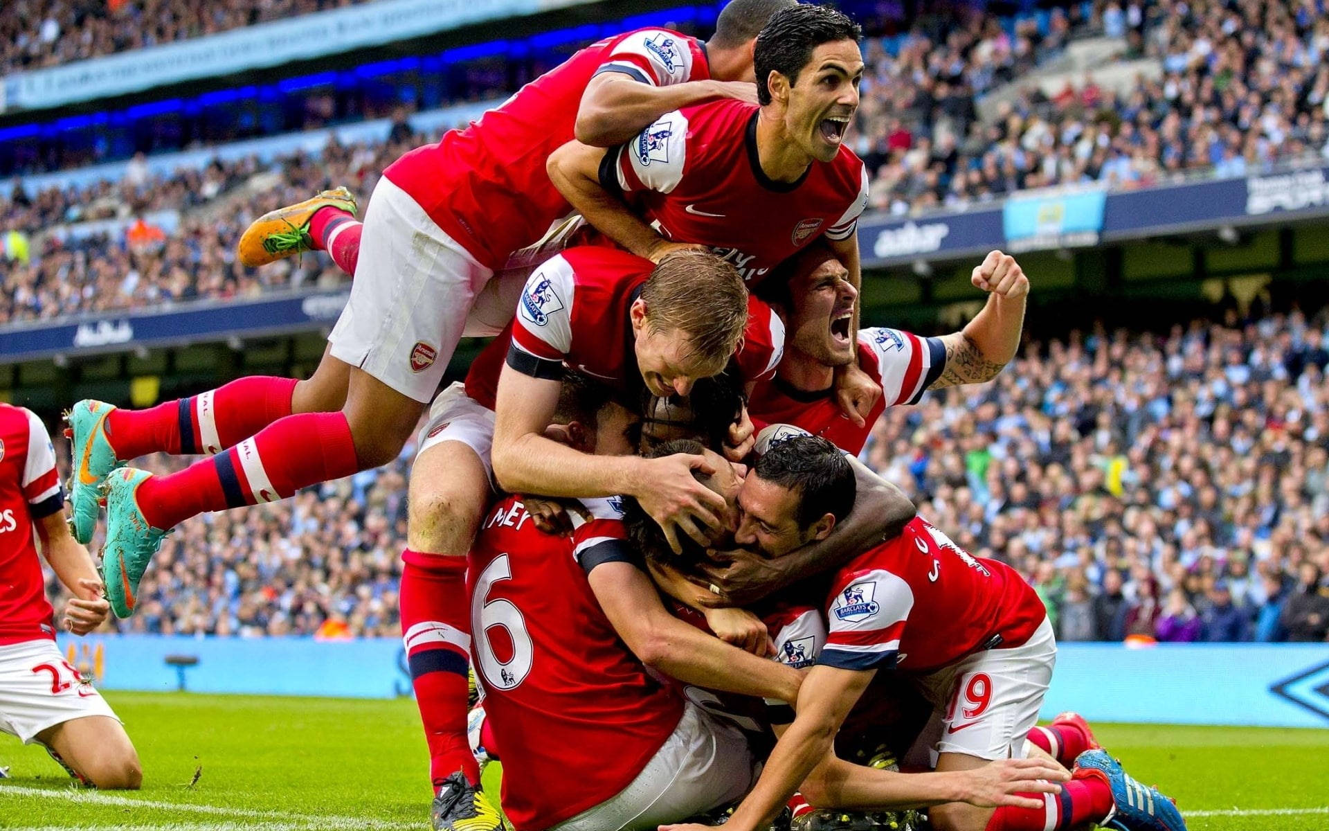 Arsenal FC, red jerseys, green pitch, Full HD Desktop Wallpaper