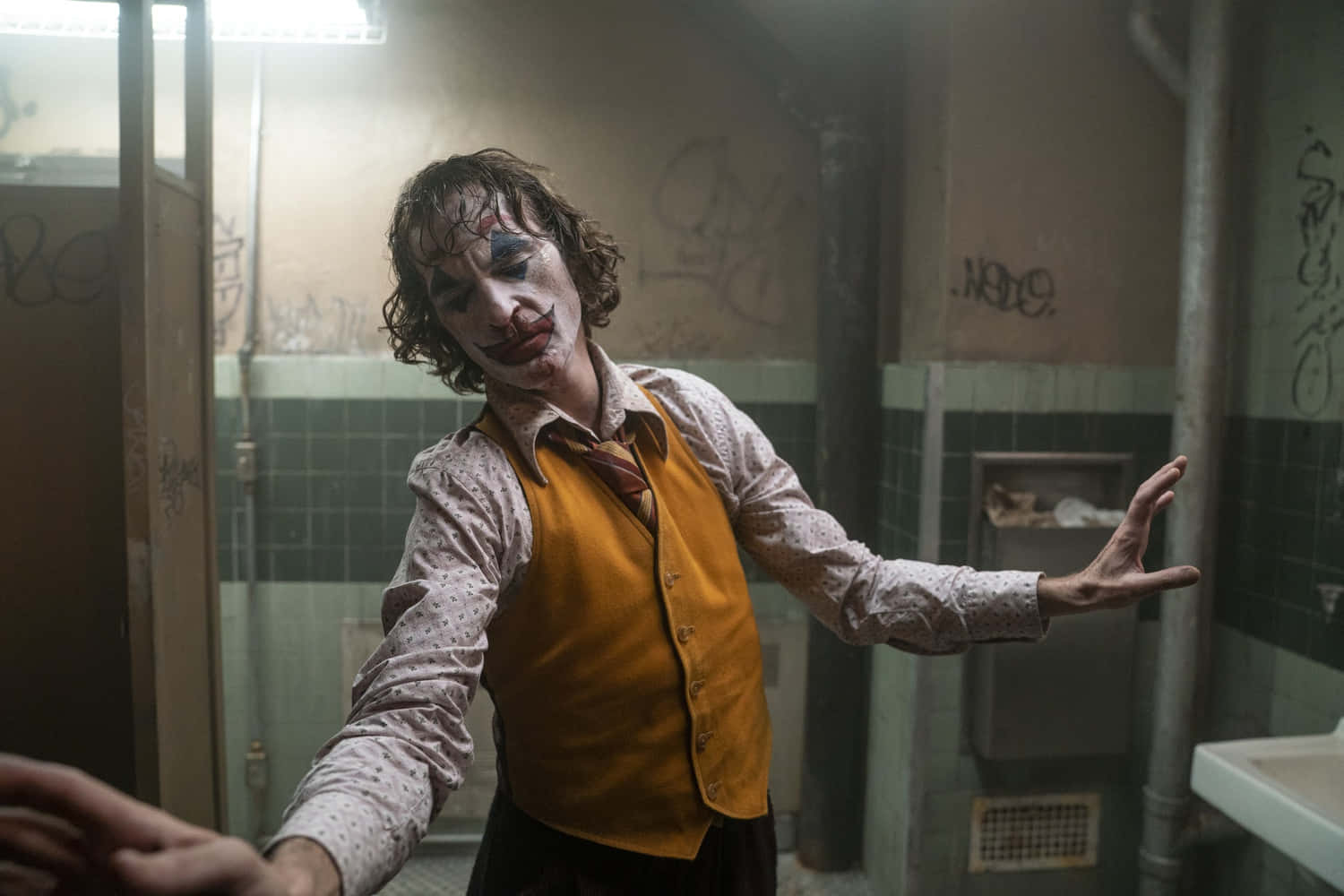 Arthur Fleck, clown makeup, yellow vest, HD Desktop Wallpaper