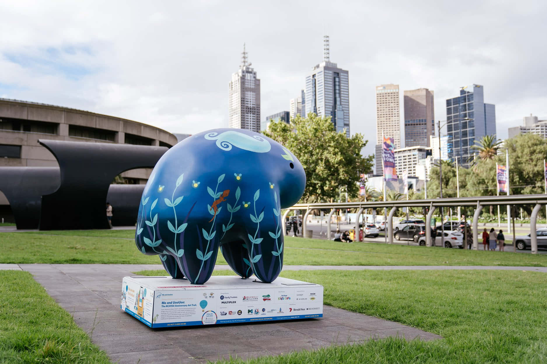 Melbourne Arts Centre, blue painted bear sculpture, floral patterns, HD Desktop Wallpaper