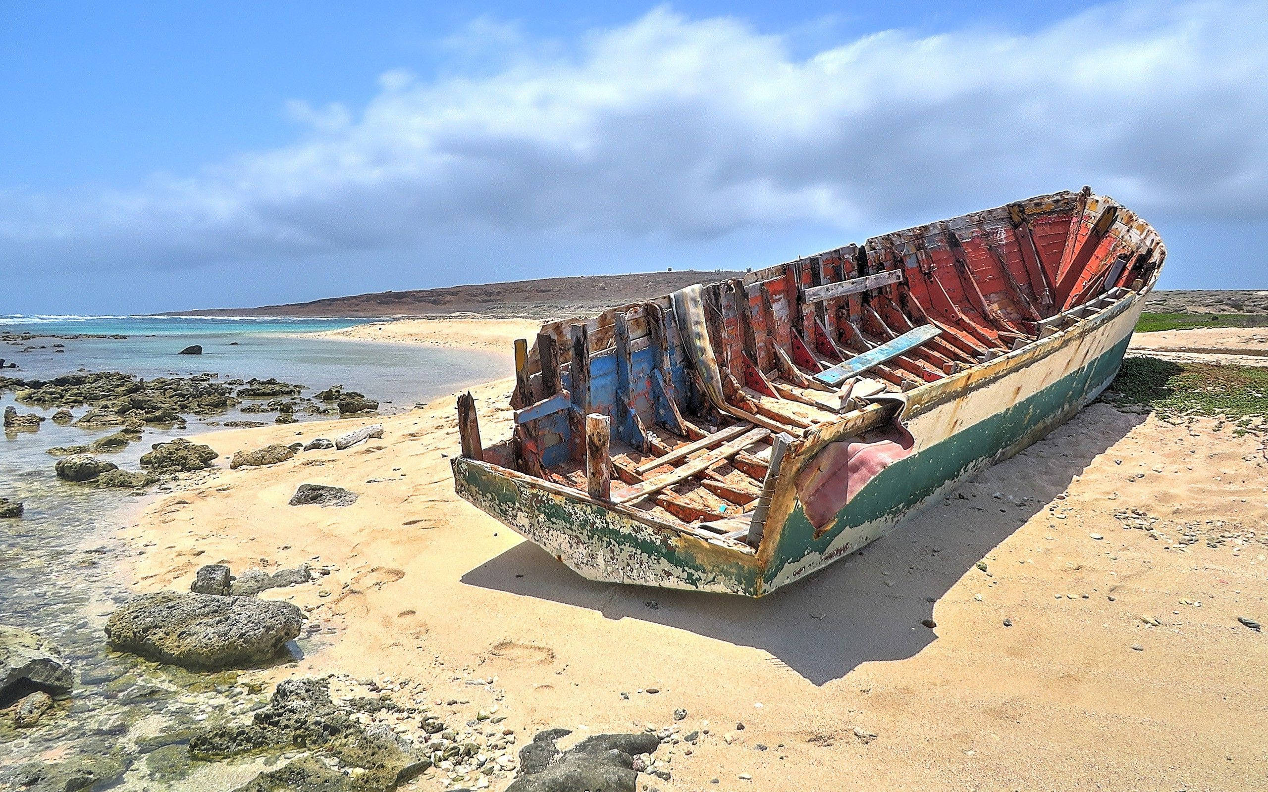 Aruba, beach, wrecked boat, 2K Desktop Wallpaper