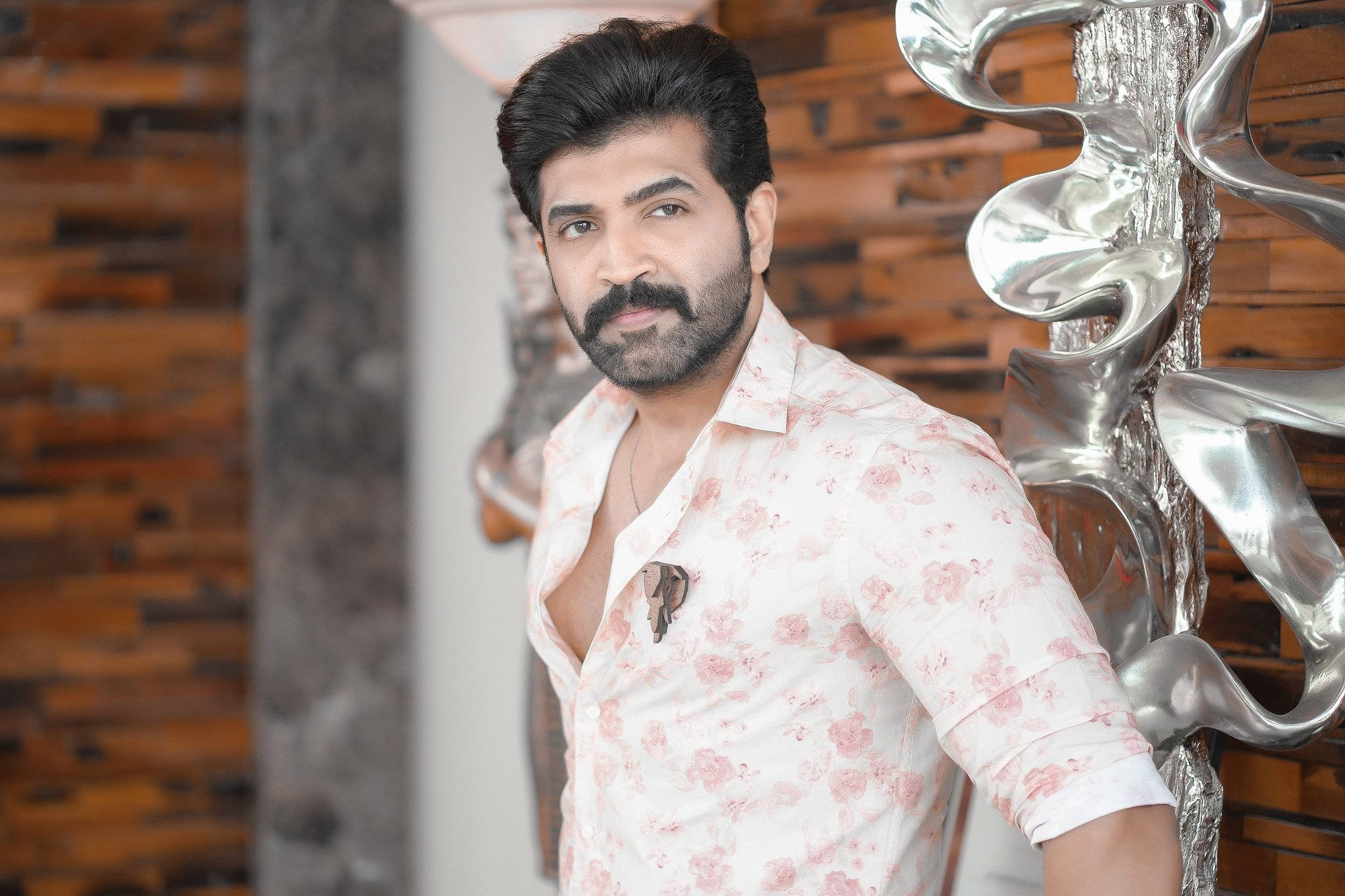 Arun Vijay, floral shirt, silver sculpture, Full HD Desktop Wallpaper