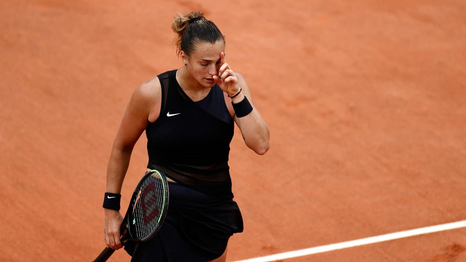 Aryna Sabalenka, black athletic gear, red clay court, HD Desktop Wallpaper