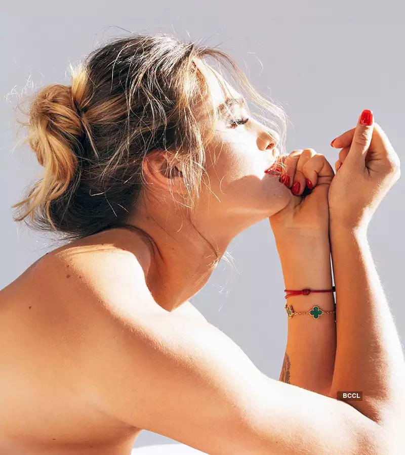 Aryna Sabalenka, sunlit hair, red nails, SD Phone Wallpaper