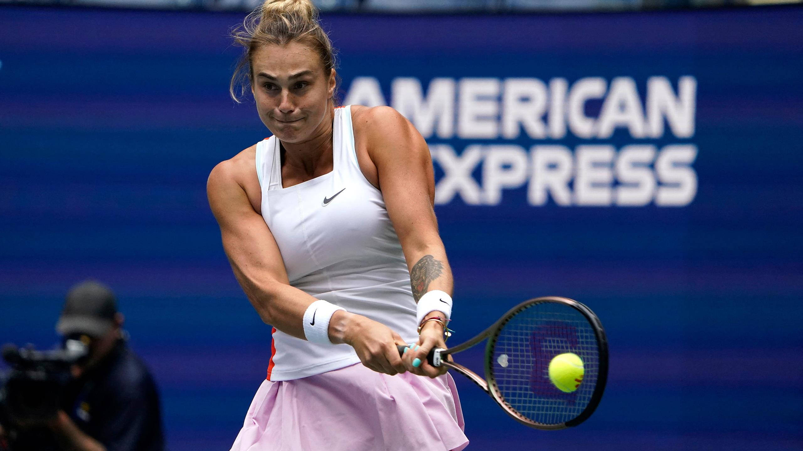 Aryna Sabalenka, white and pink gear, yellow ball, 2K Desktop Wallpaper