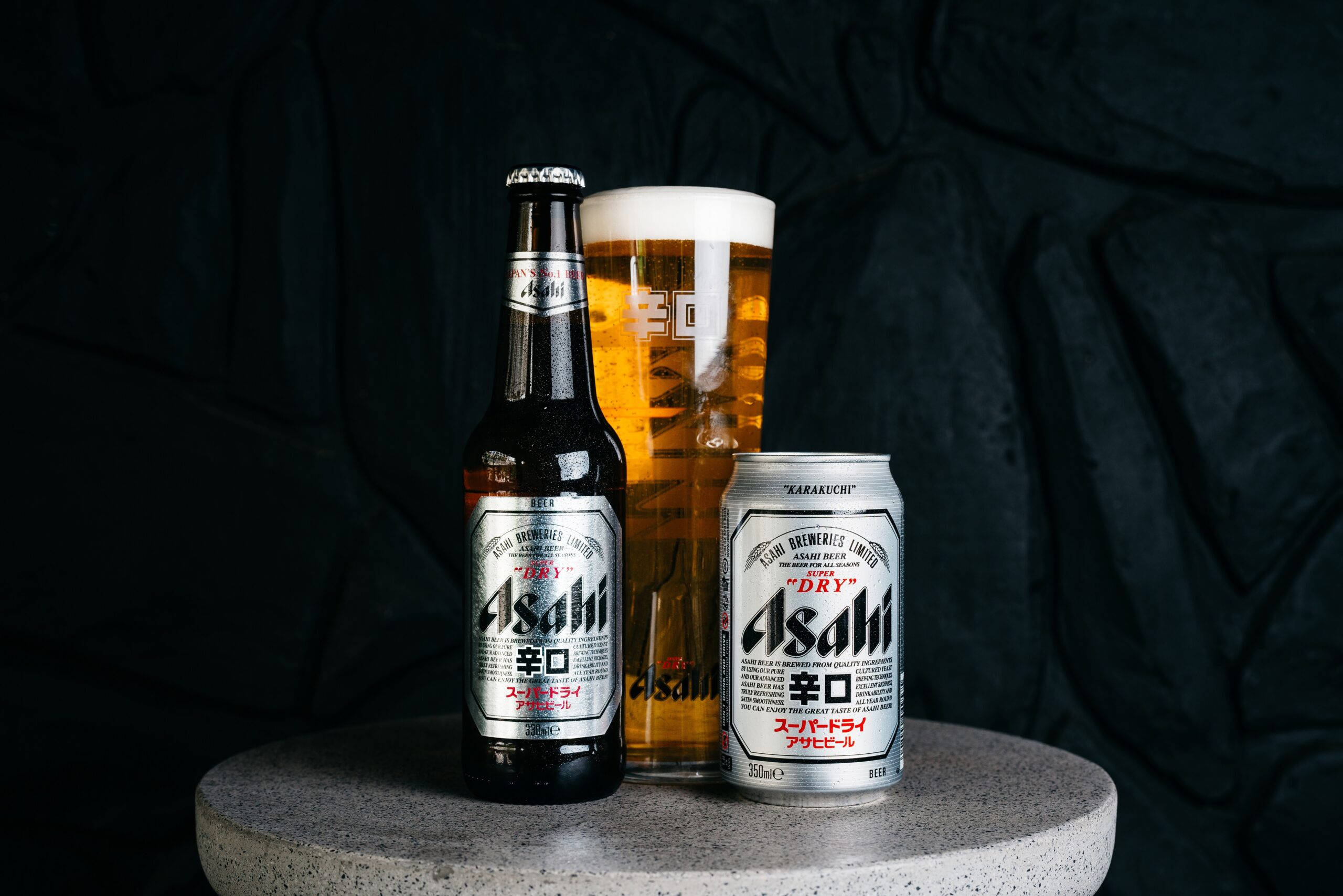 Asahi Super Dry, 330ml bottle, stone pedestal, 2K Desktop Wallpaper