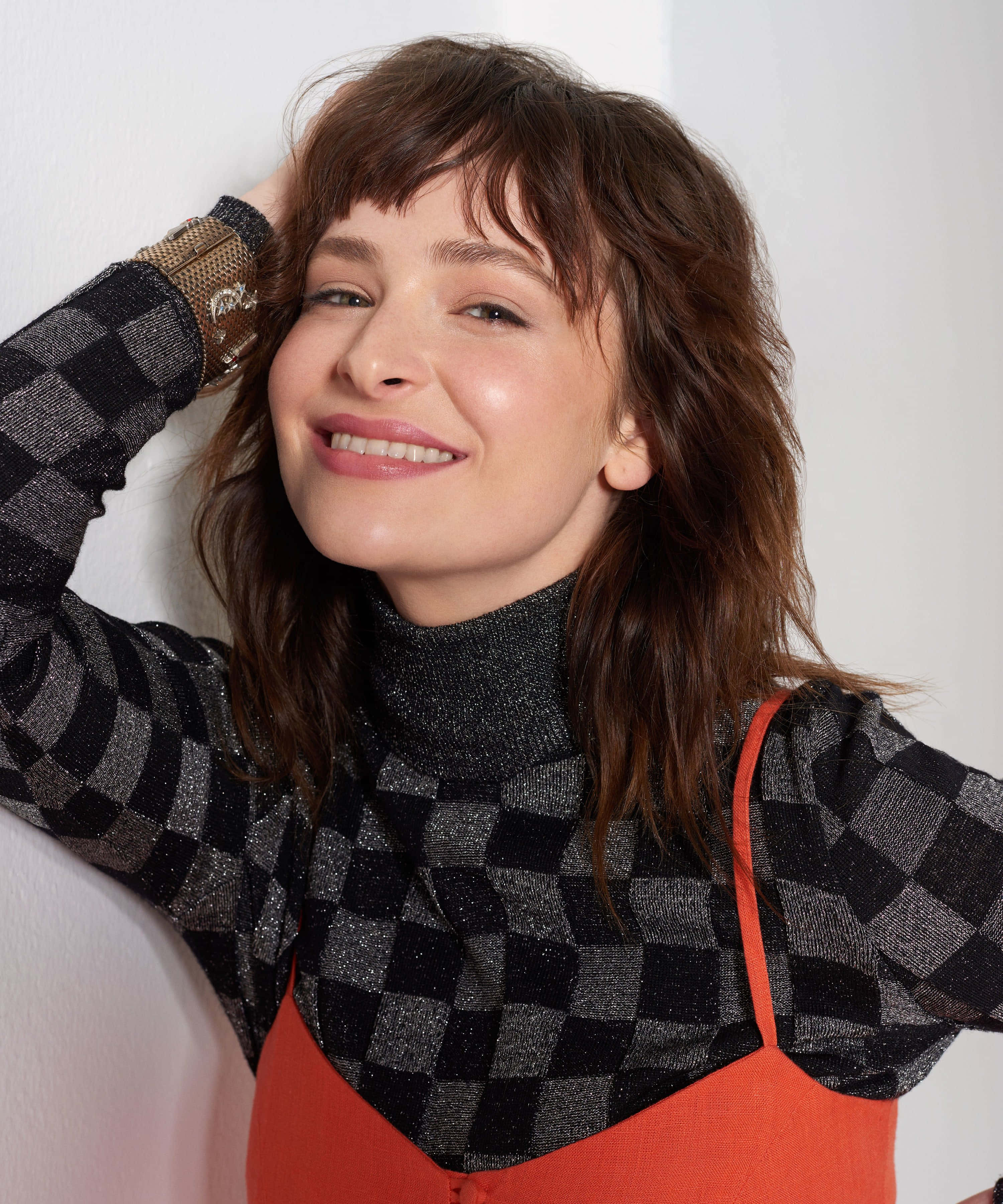 Ashleigh Cummings, brown hair, white wall, 2K Phone Wallpaper