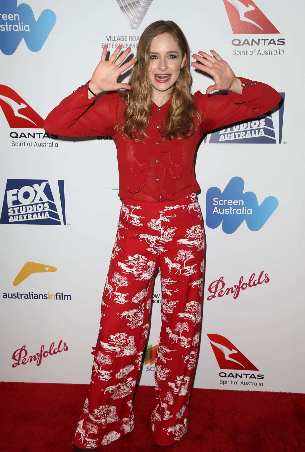Ashleigh Cummings, red patterned pajamas, red carpet, HD Phone Wallpaper