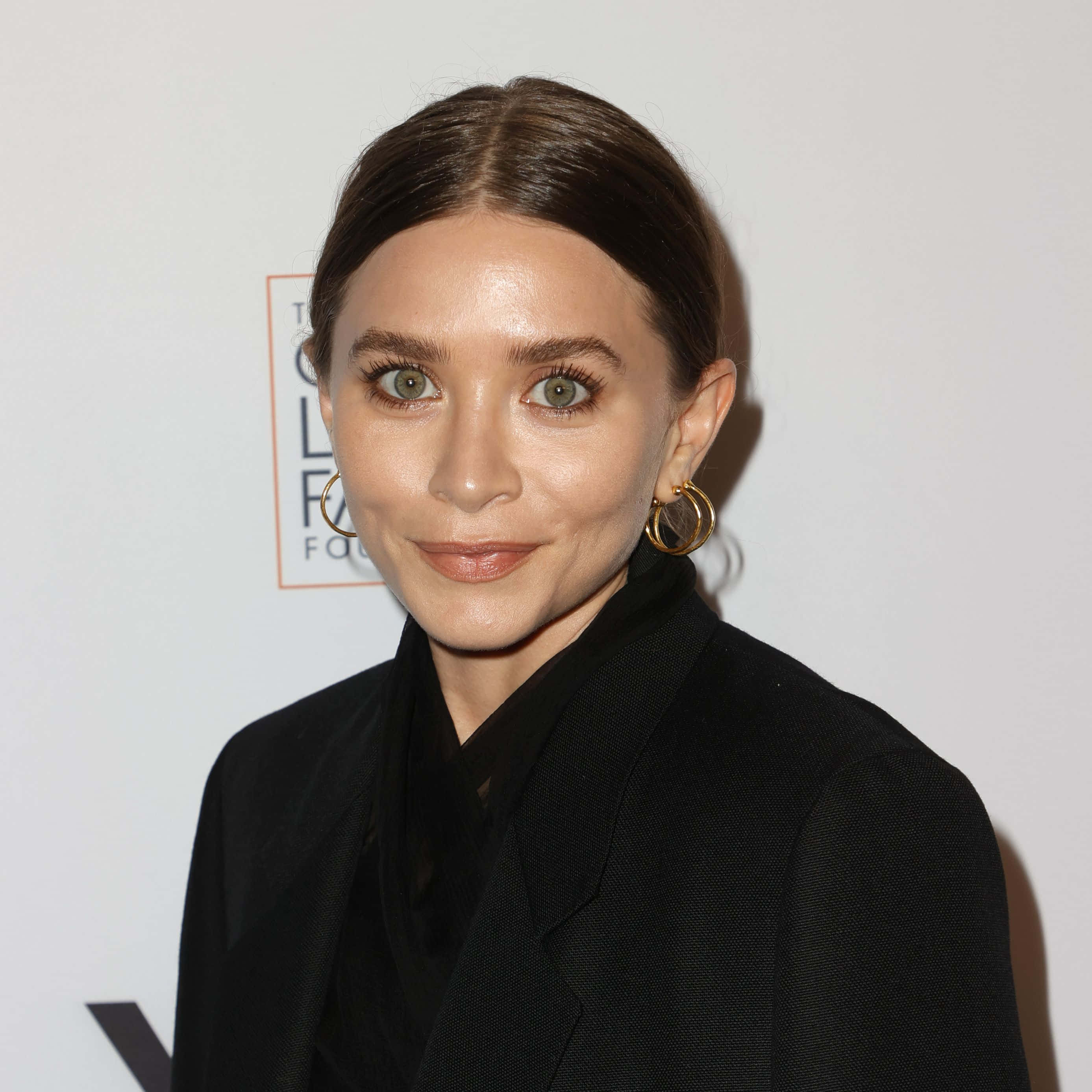 Ashley Olsen, black blazer, gold hoop earrings, 2K Desktop Wallpaper