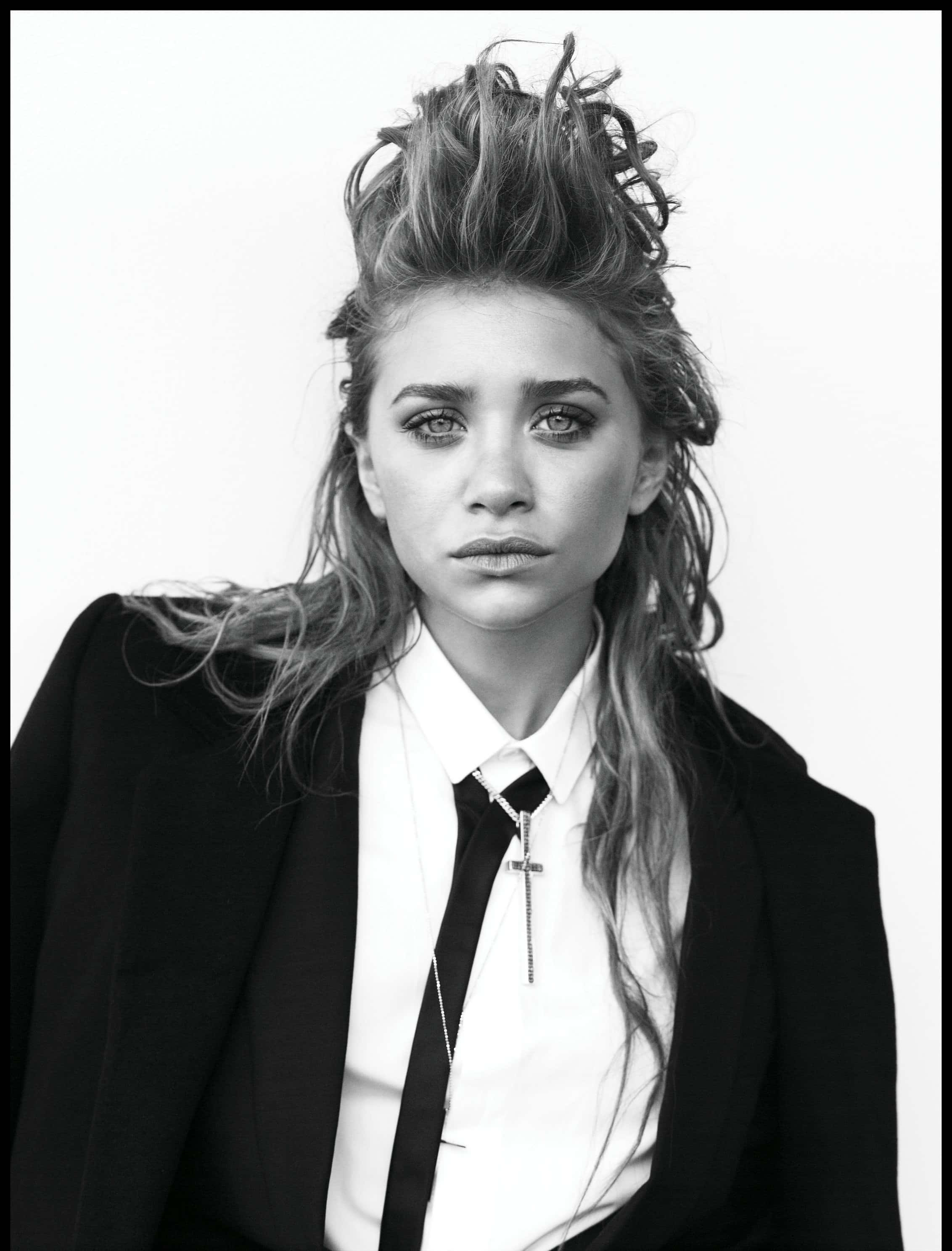 Ashley Olsen, black and white portrait, wild tousled hair, 2K Phone Wallpaper