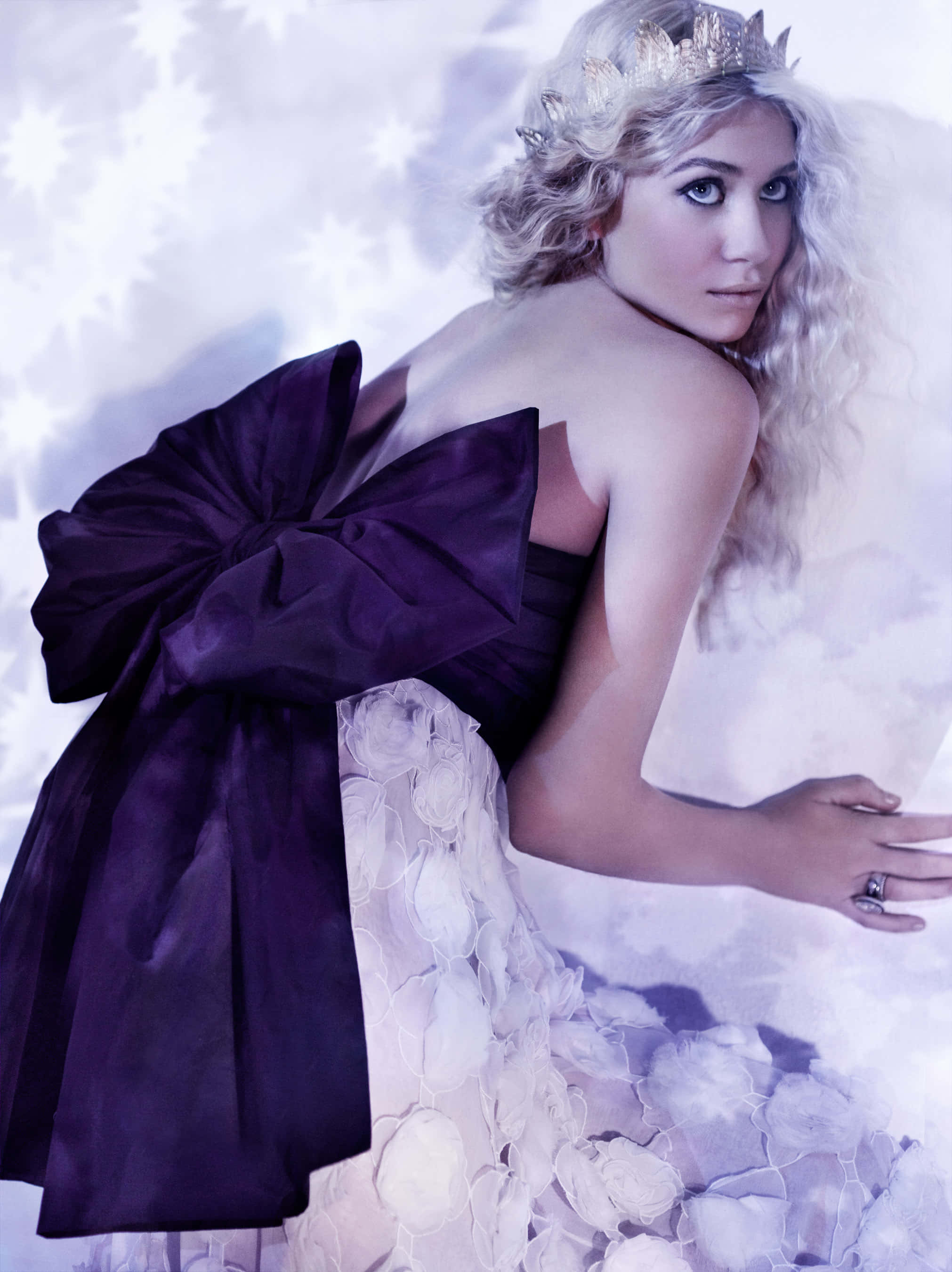 Ashley Olsen, blonde curls, silver crown, 2K Phone Wallpaper