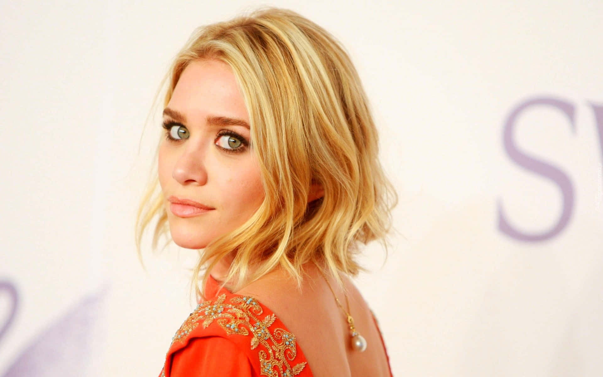 Ashley Olsen, red dress, gold embroidery, Full HD Desktop Wallpaper