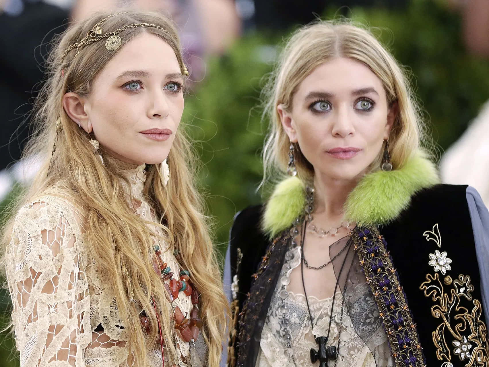 Ashley Olsen, vintage-inspired outfits, blurred green background, HD Desktop Wallpaper
