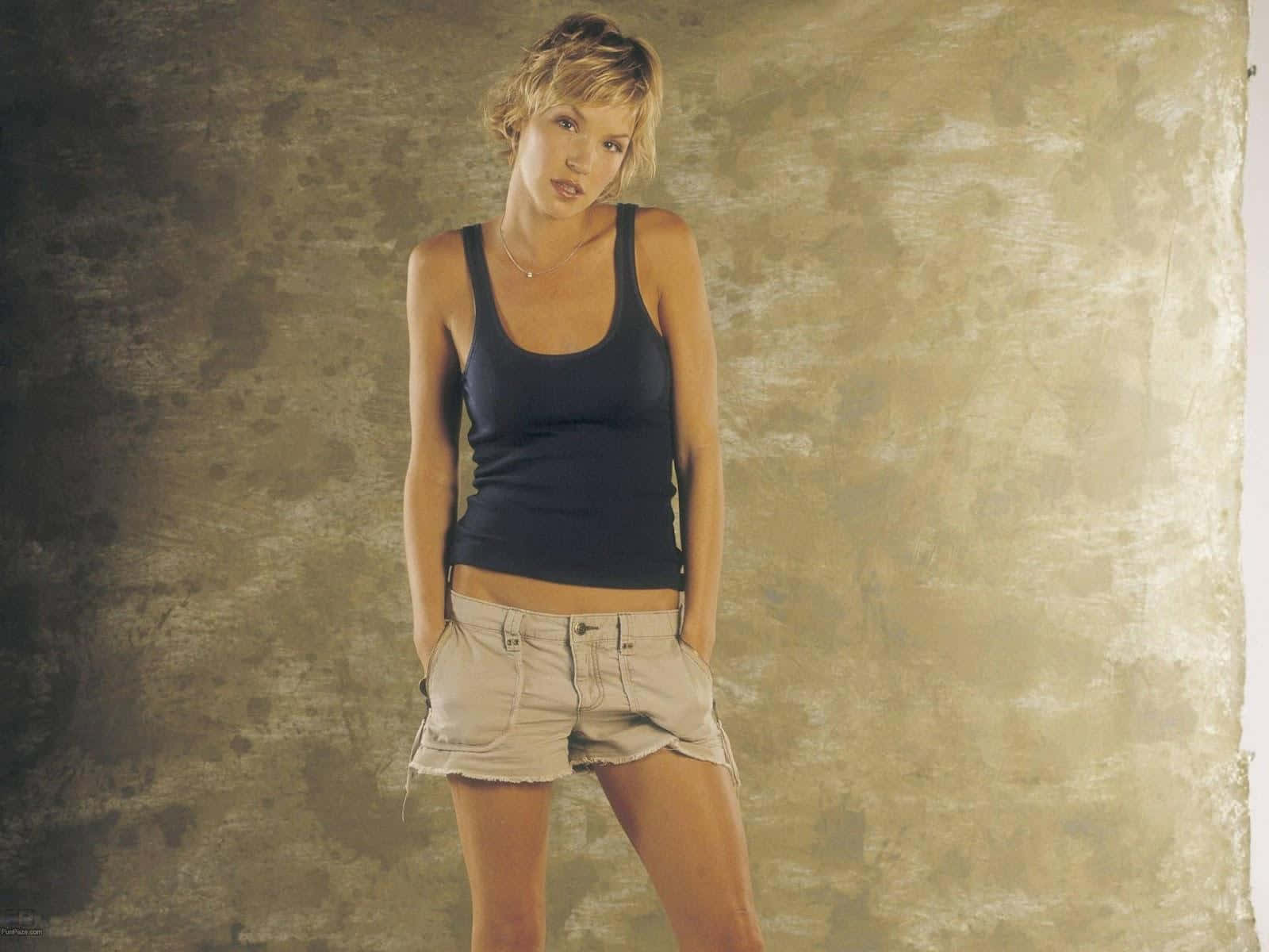 Ashley Scott, black tank top, beige shorts, HD Desktop Wallpaper