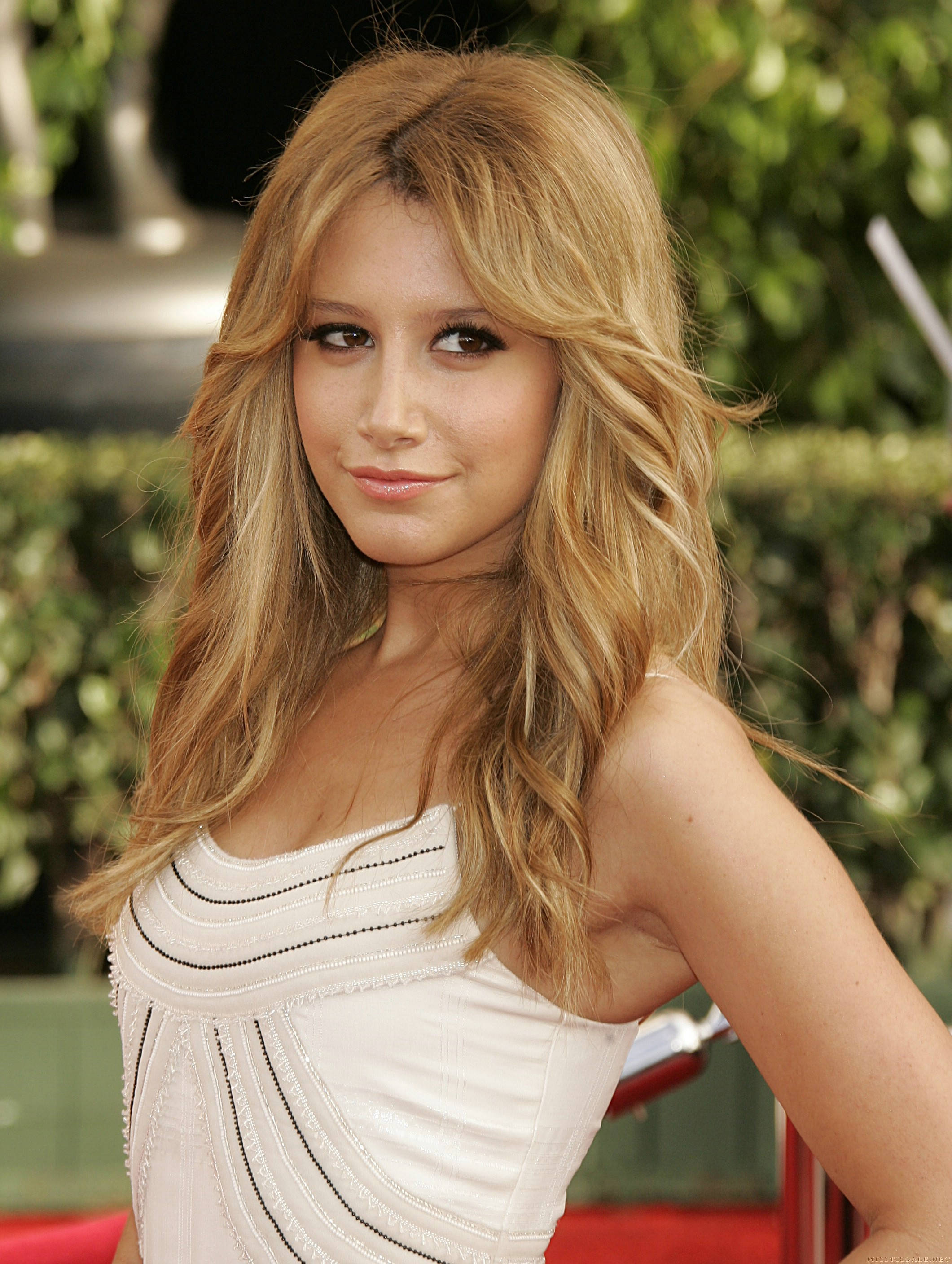 Ashley Tisdale, white beaded dress, red carpet, 2K Phone Wallpaper