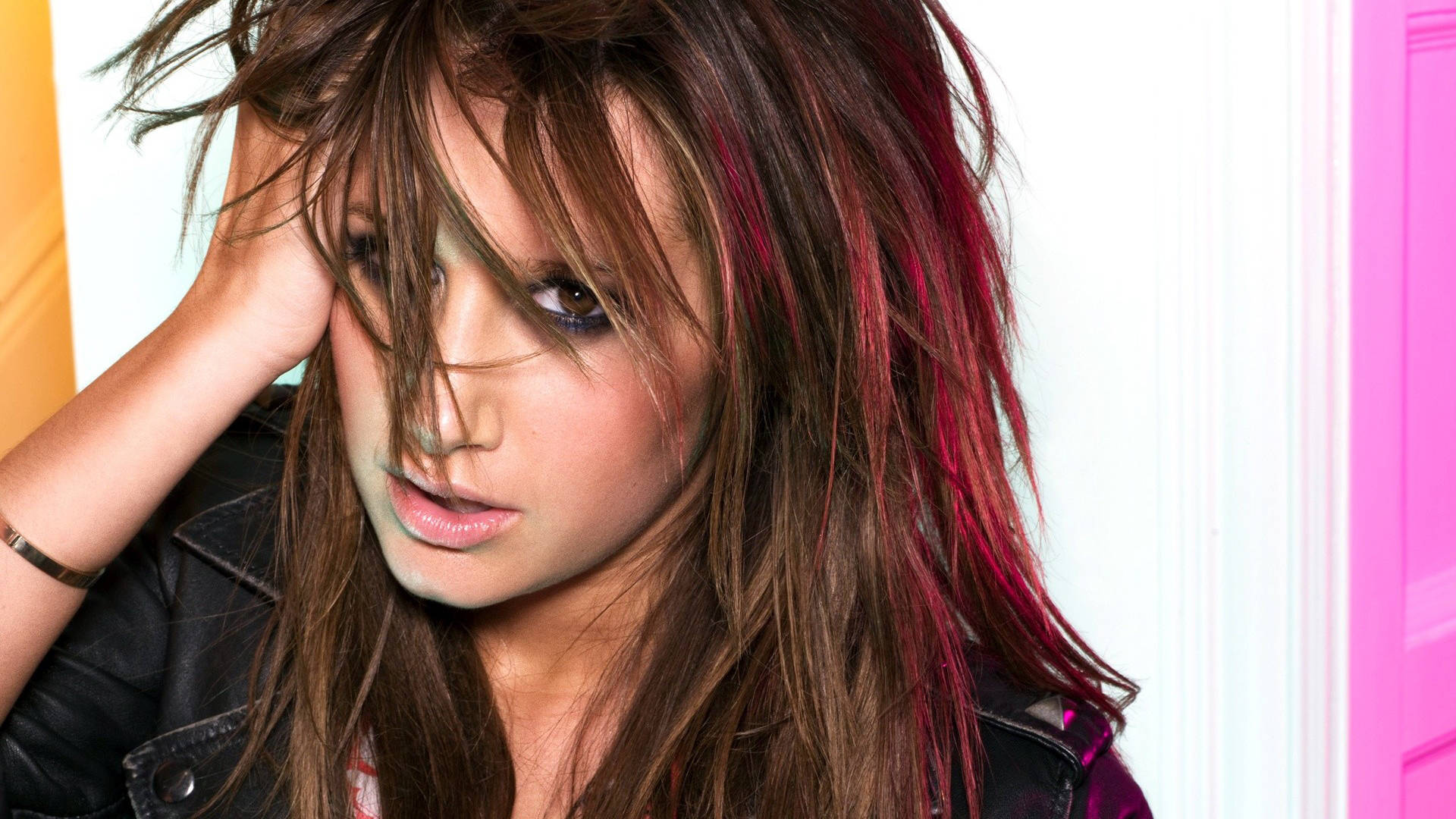 Ashley Tisdale, messy brown hair, red streaks, Full HD Desktop Wallpaper