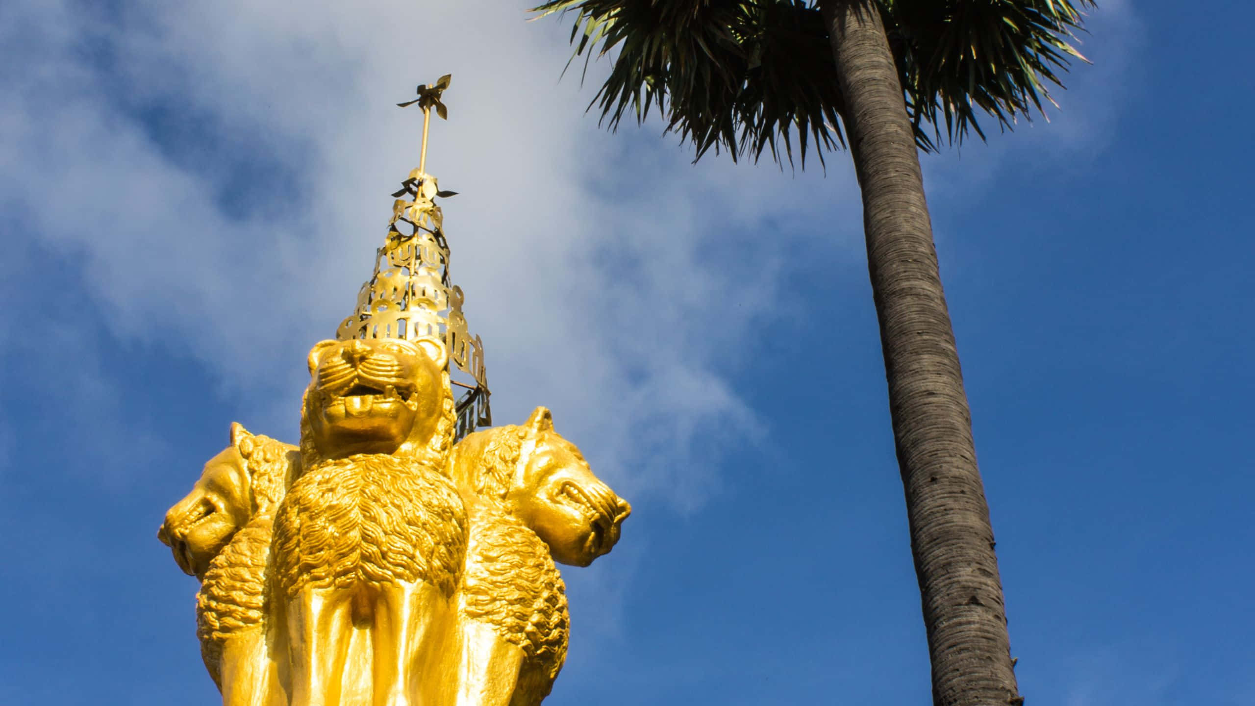 Ashoka Pillar, palm tree, golden three-headed lion statue, 2K Desktop Wallpaper