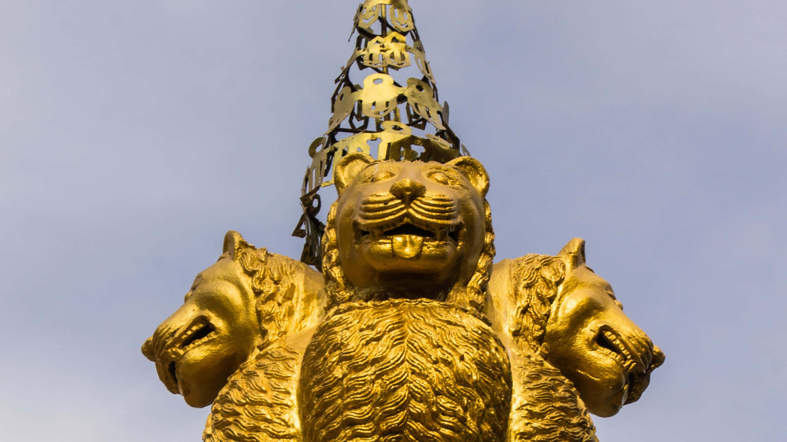 Ashoka Pillar, three-headed lion statue, ornate crown, 2K Desktop Wallpaper