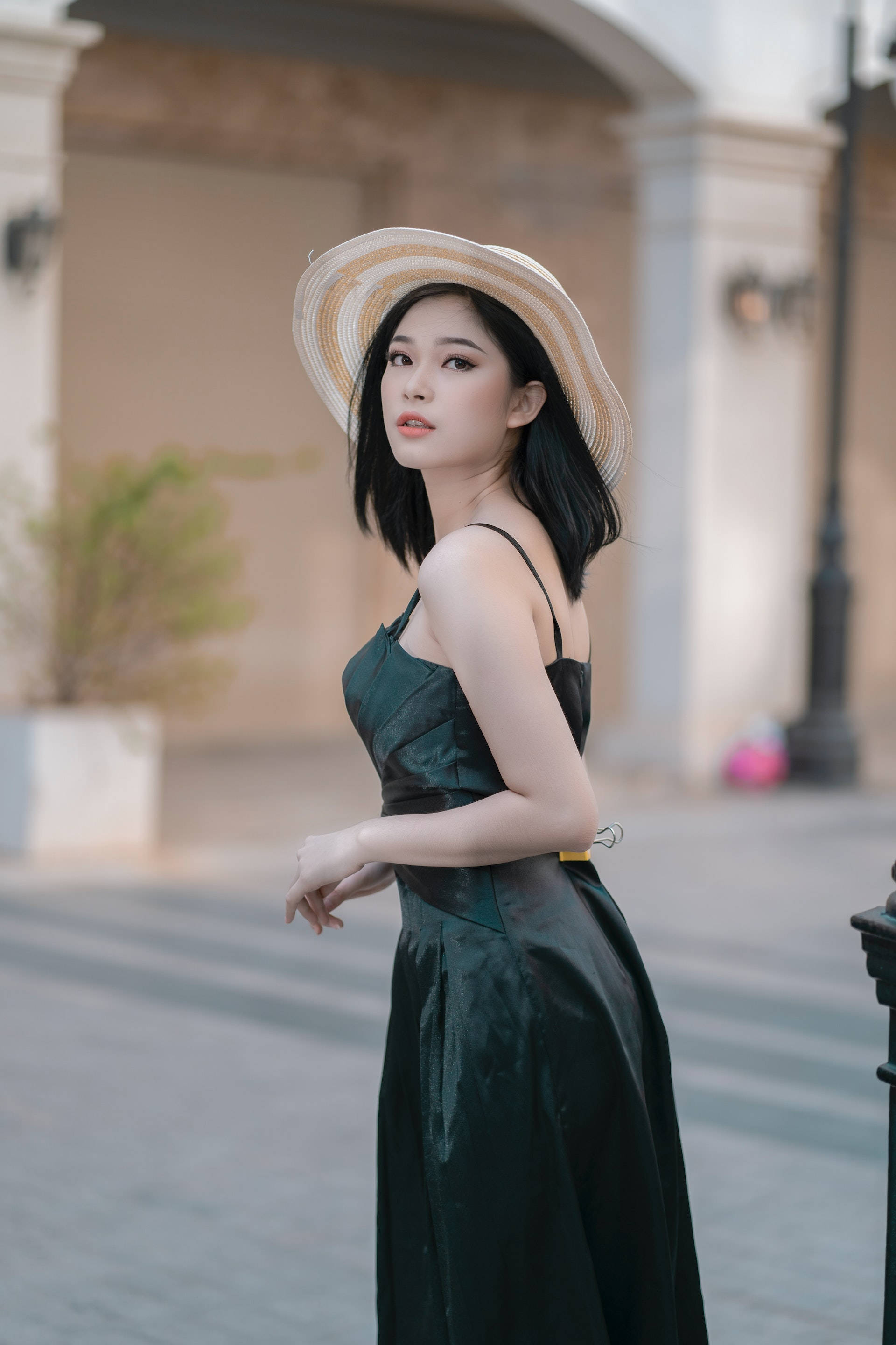 Asian woman, elegant green dress, green satin dress, 2K Phone Wallpaper