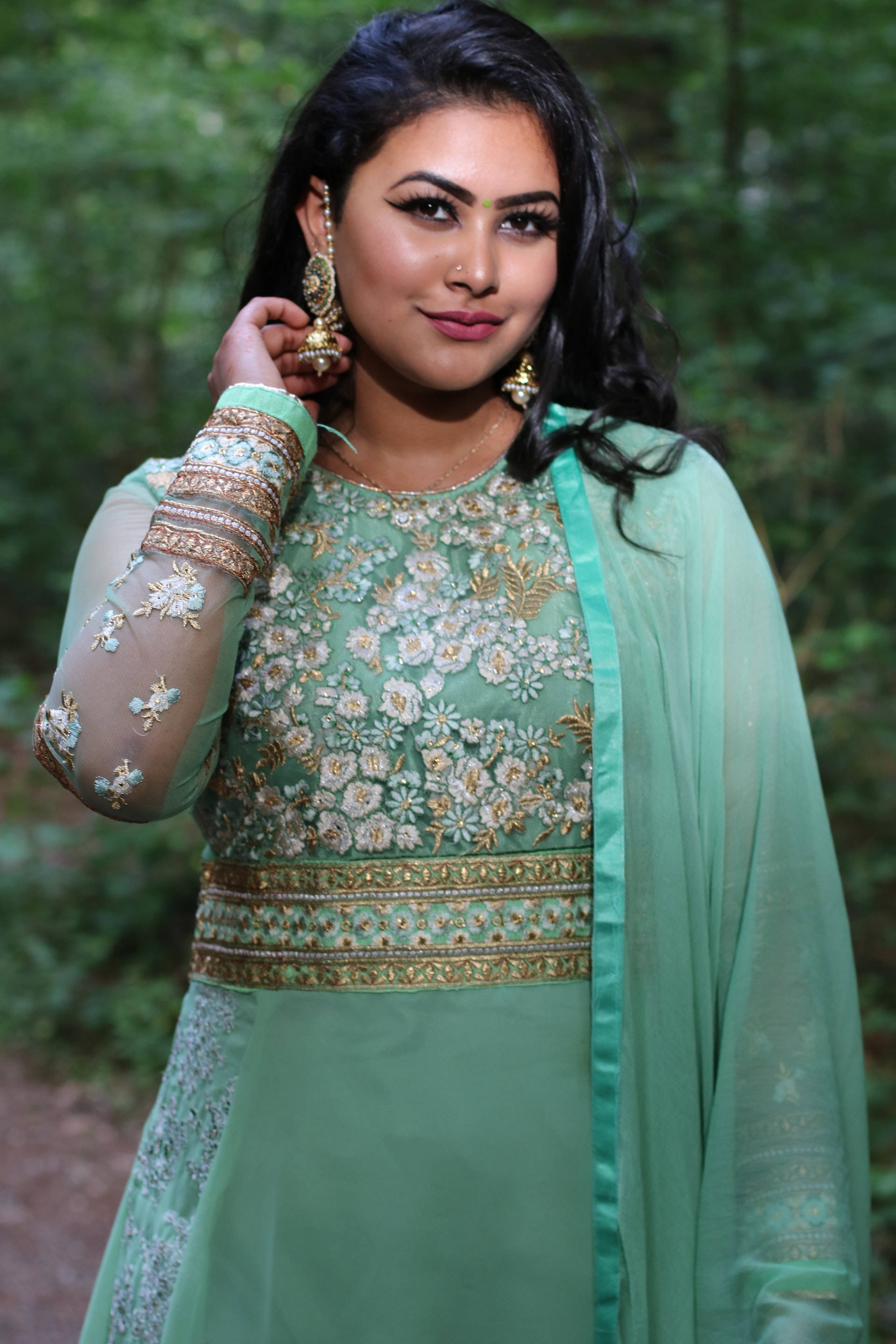 Asian woman, traditional saree dress, green embroidered, 2K Phone Wallpaper