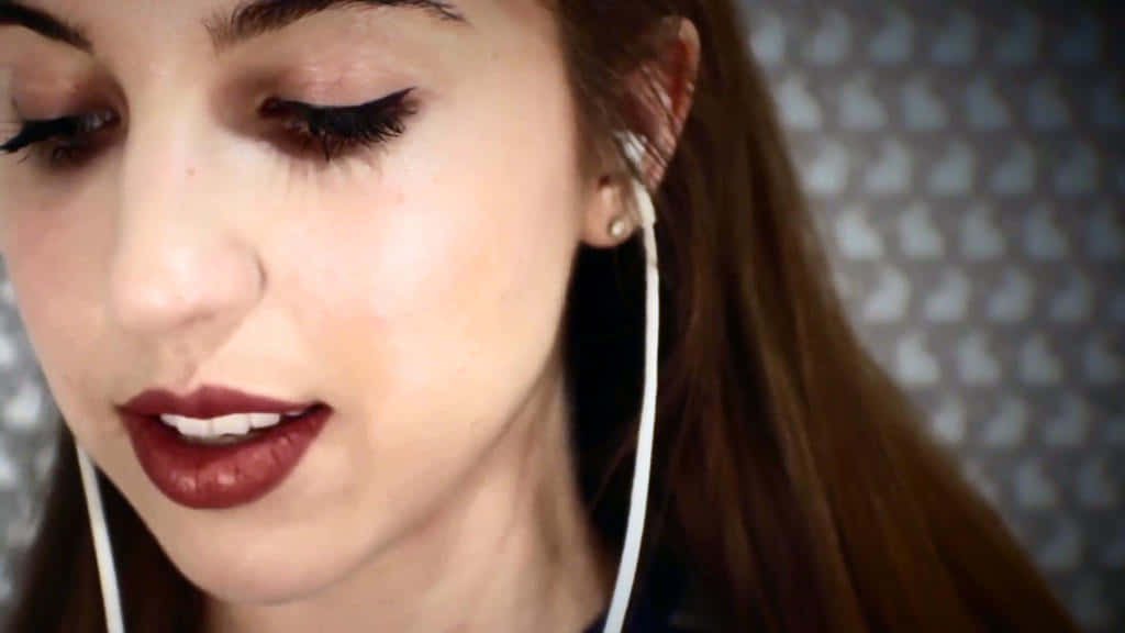 Asmr, dark lipstick, white earbuds, SD Desktop Wallpaper
