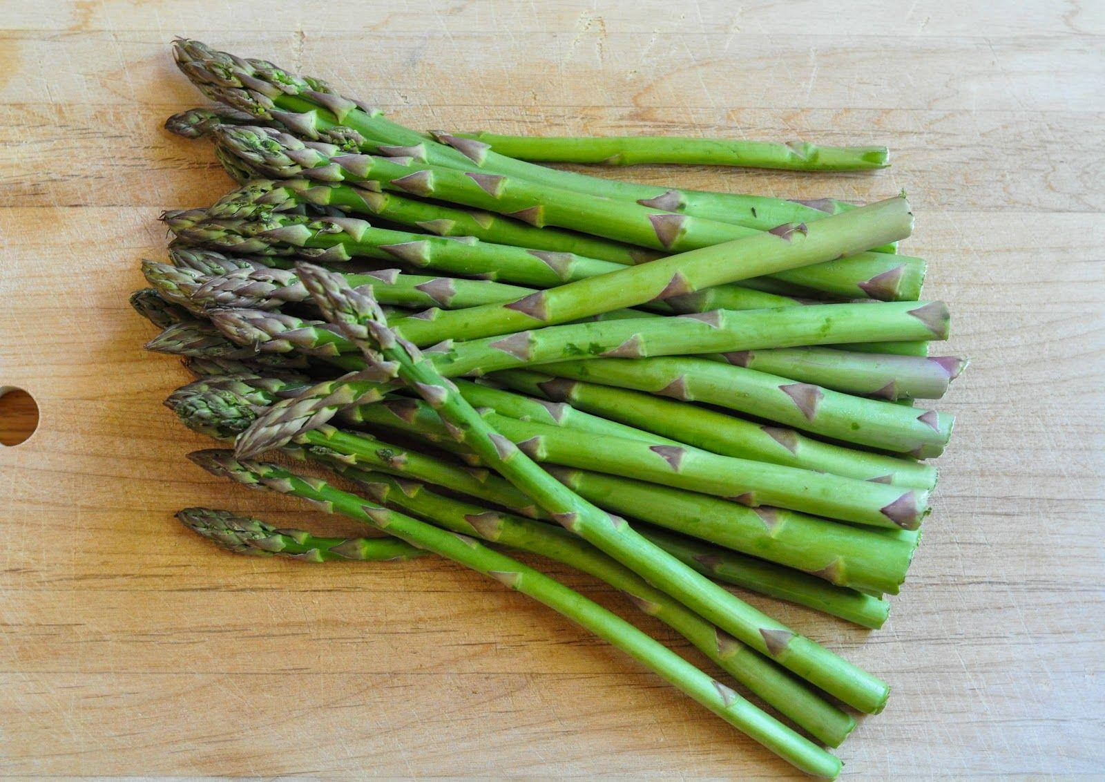 asparagus, fresh green asparagus spears, light wooden cutting board, HD Desktop Wallpaper