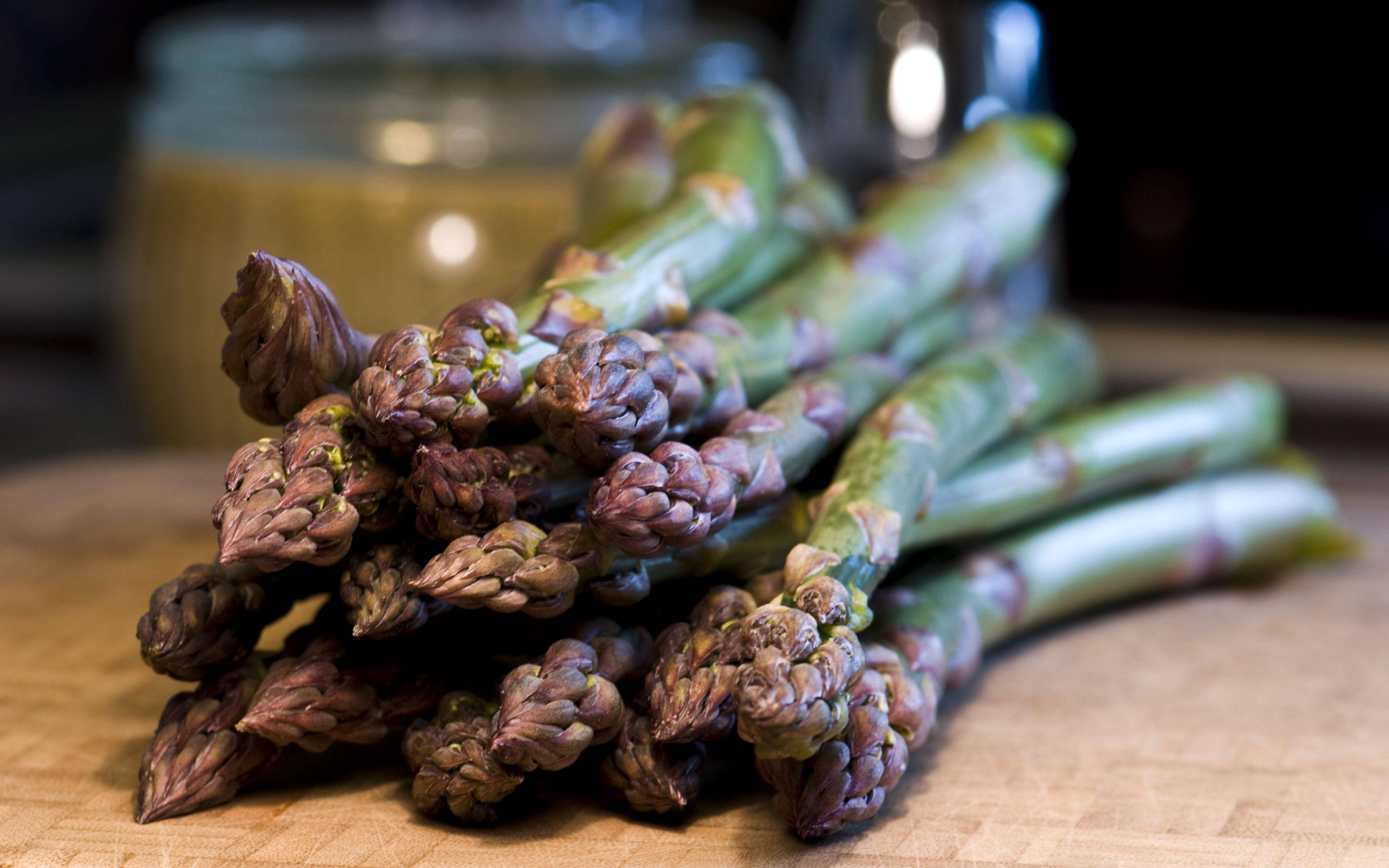 asparagus, purple tips, wooden cutting board, 4K Desktop Wallpaper
