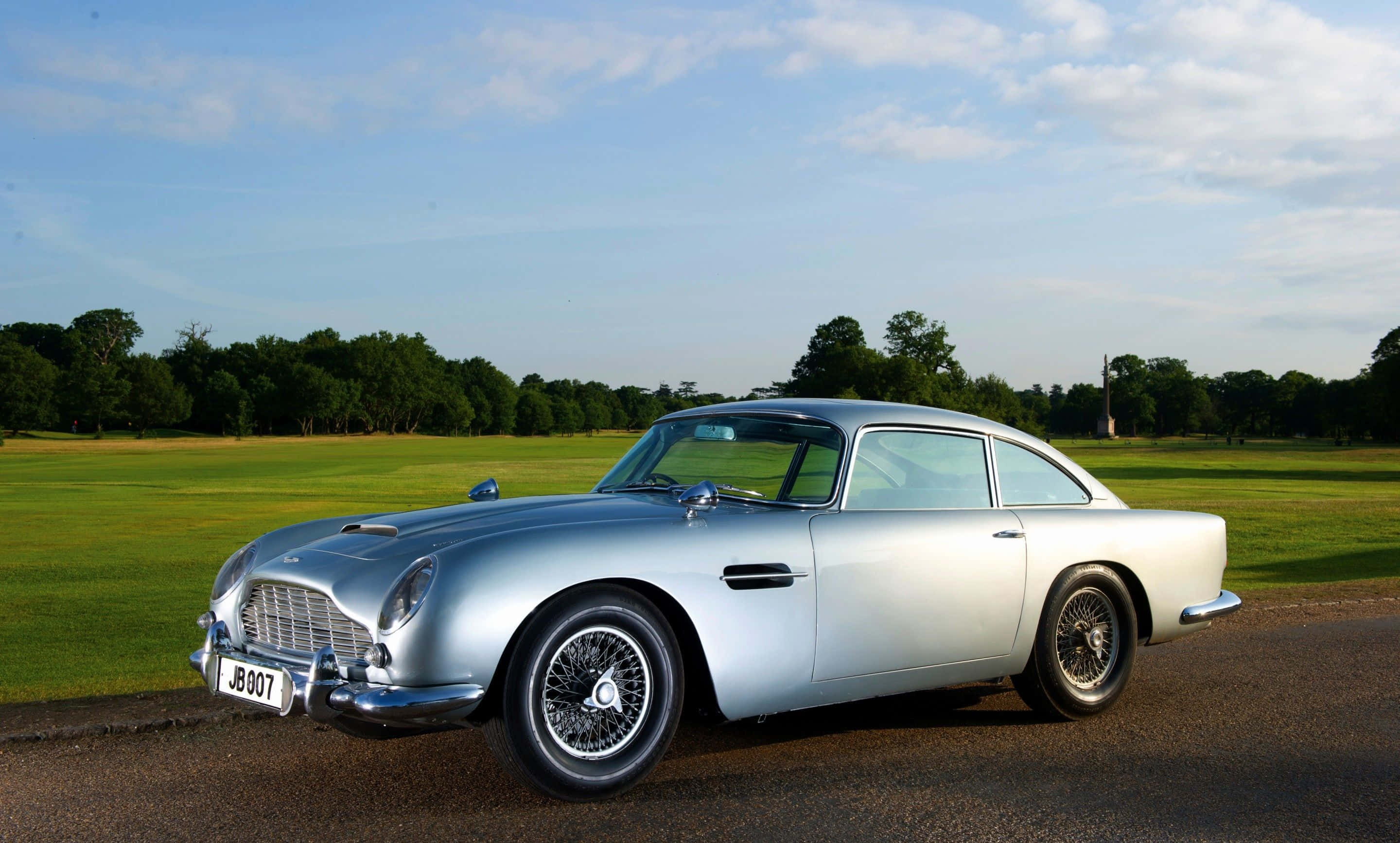 Aston Martin DB5, silver, soft daylight, 2K Desktop Wallpaper