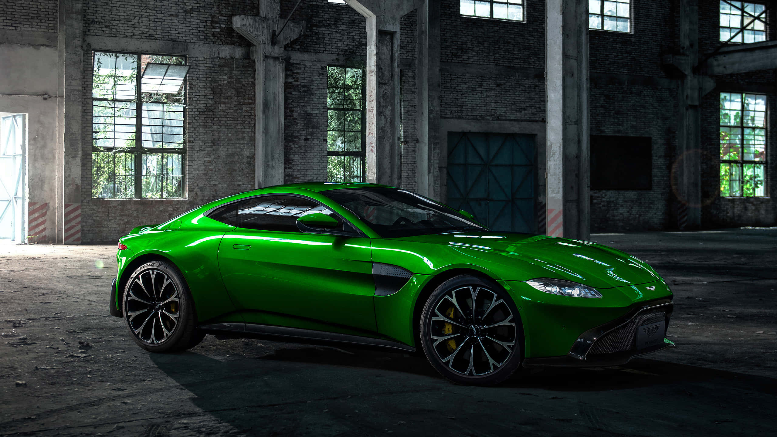 Aston Martin Vantage, vibrant green, natural light, 2K Desktop Wallpaper