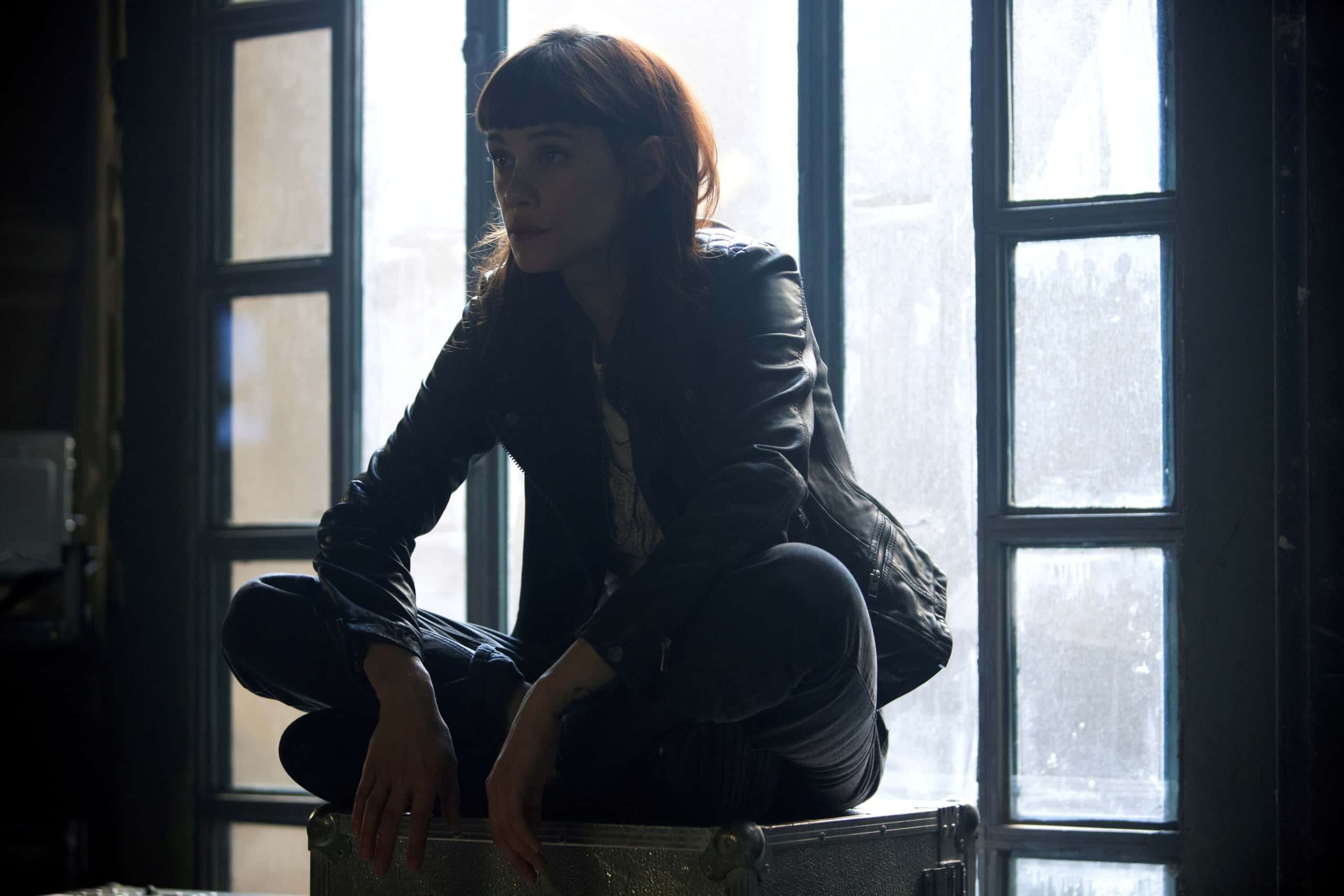 Astrid Berges Frisbey, black leather jacket, metal trunk, 2K Desktop Wallpaper
