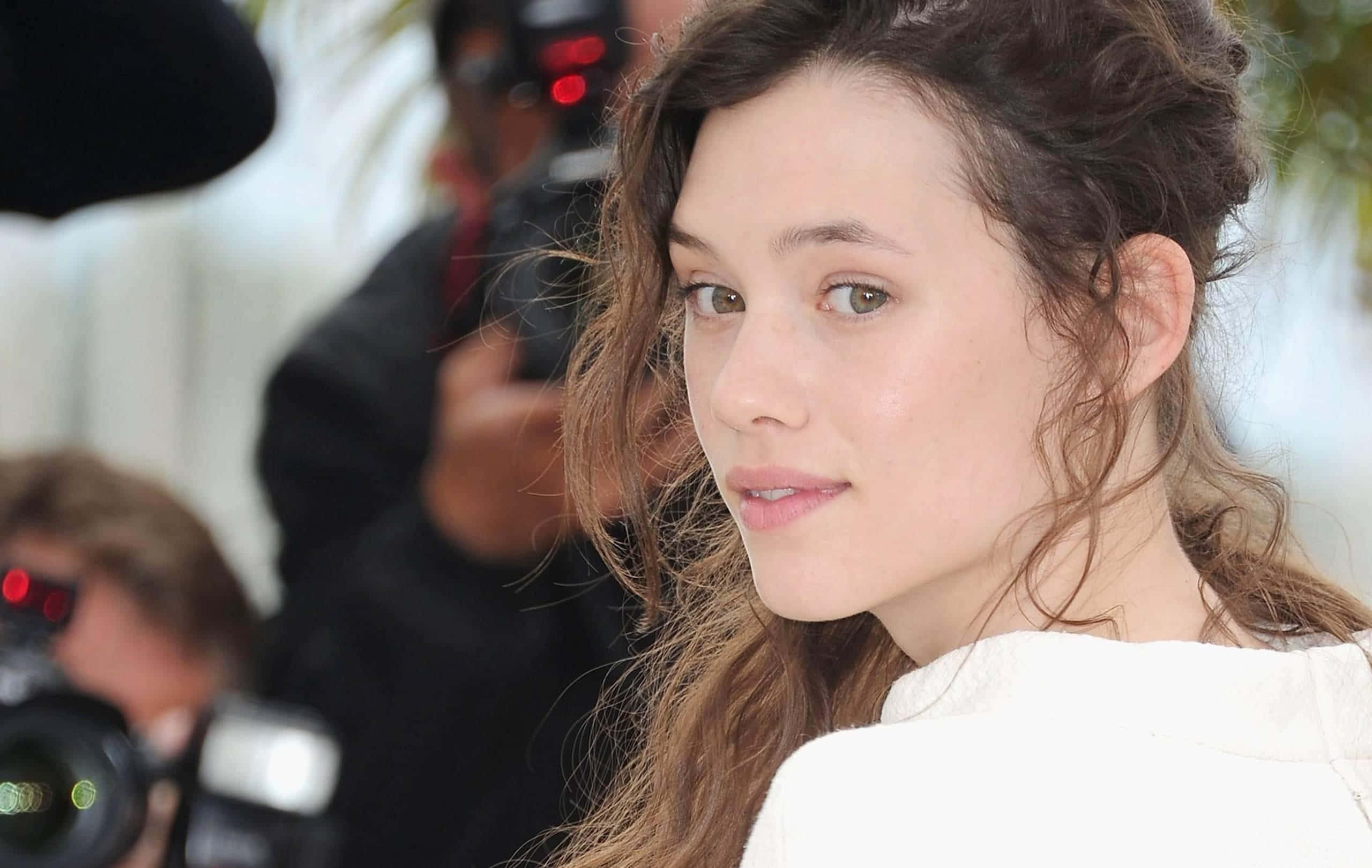 Astrid Berges-Frisbey, tousled brown hair, soft gaze, 2K Desktop Wallpaper