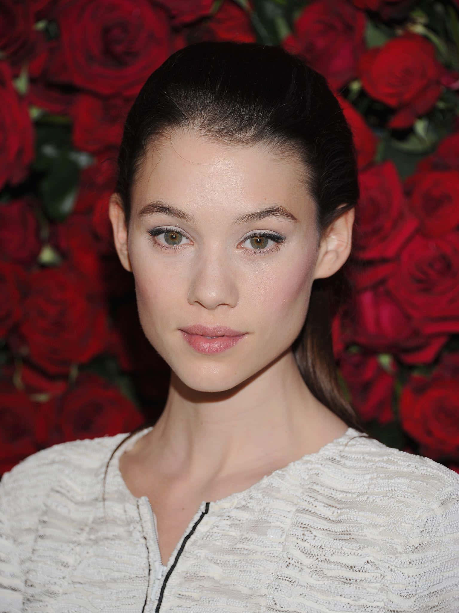 Astrid Berges Frisbey, vivid red roses, portrait photo, Full HD Phone Wallpaper