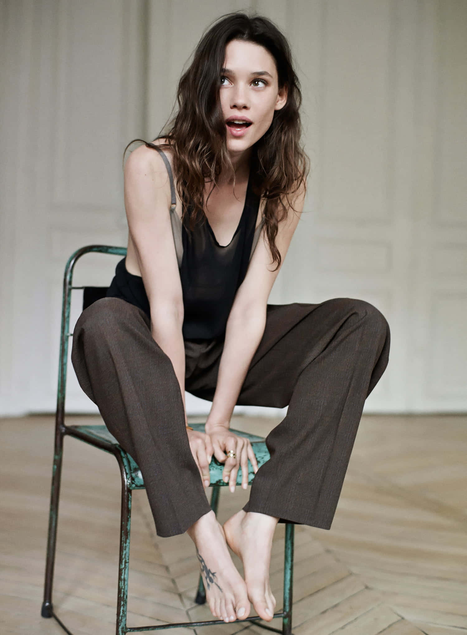 Astrid Berges-Frisbey, vintage green chair, minimalist room, Full HD Phone Wallpaper