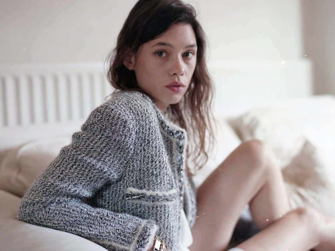 Astrid Berges-Frisbey, textured gray jacket, white bed, HD Desktop Wallpaper