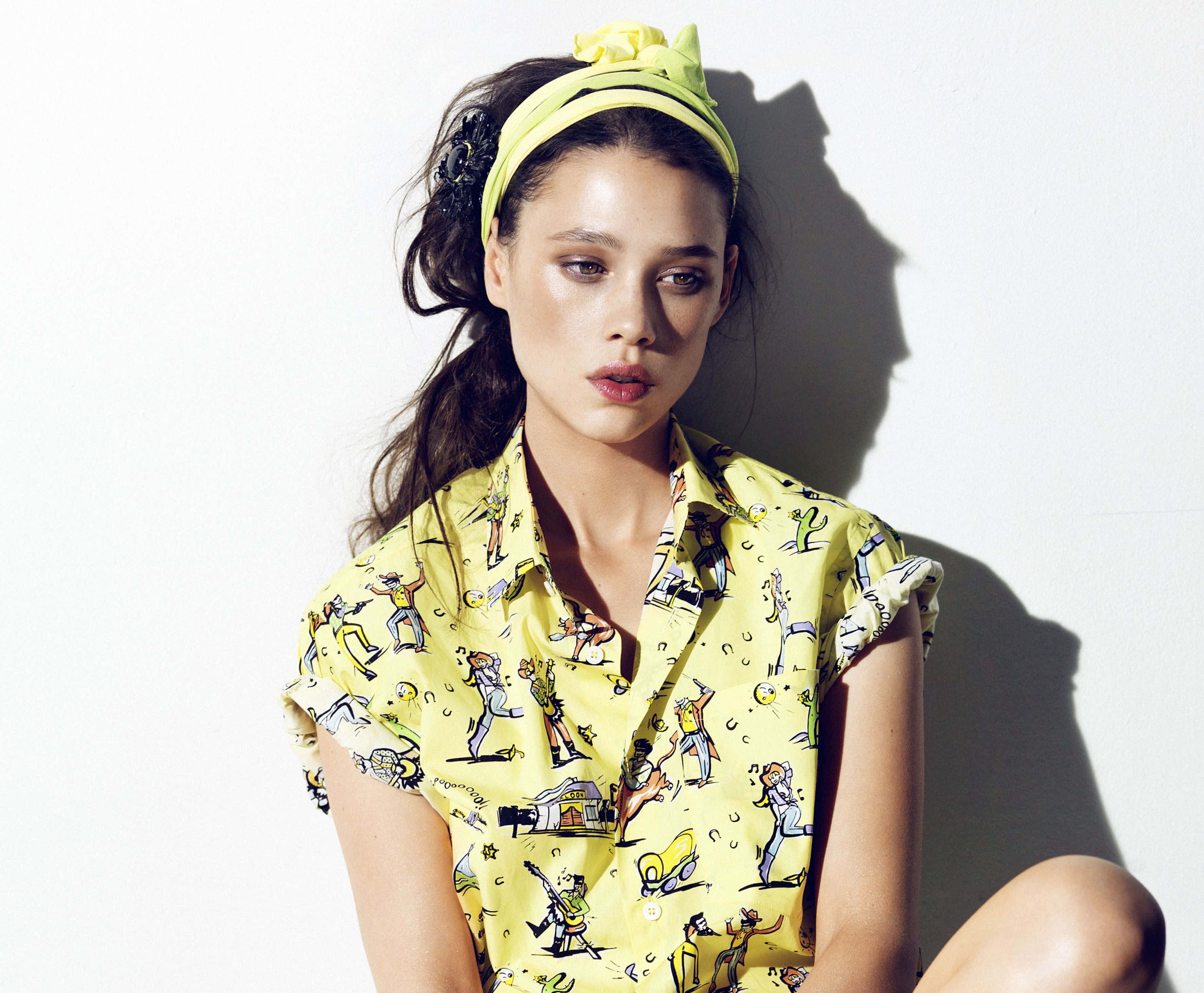 Astrid Berges Frisbey, bright yellow patterned shirt, matching headband, 2K Desktop Wallpaper