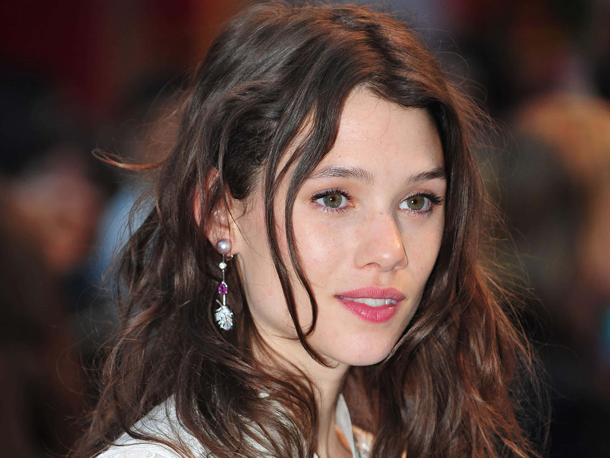 Astrid Berges-Frisbey, wavy brown hair, pearl earrings, 2K Desktop Wallpaper