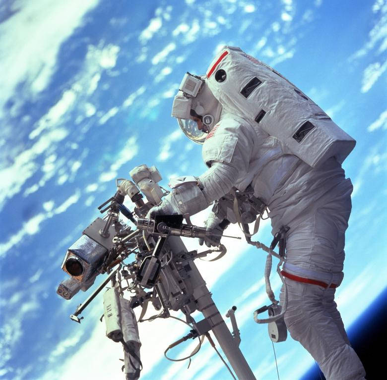 astronaut, white spacesuit, spacewalk, SD Desktop Wallpaper