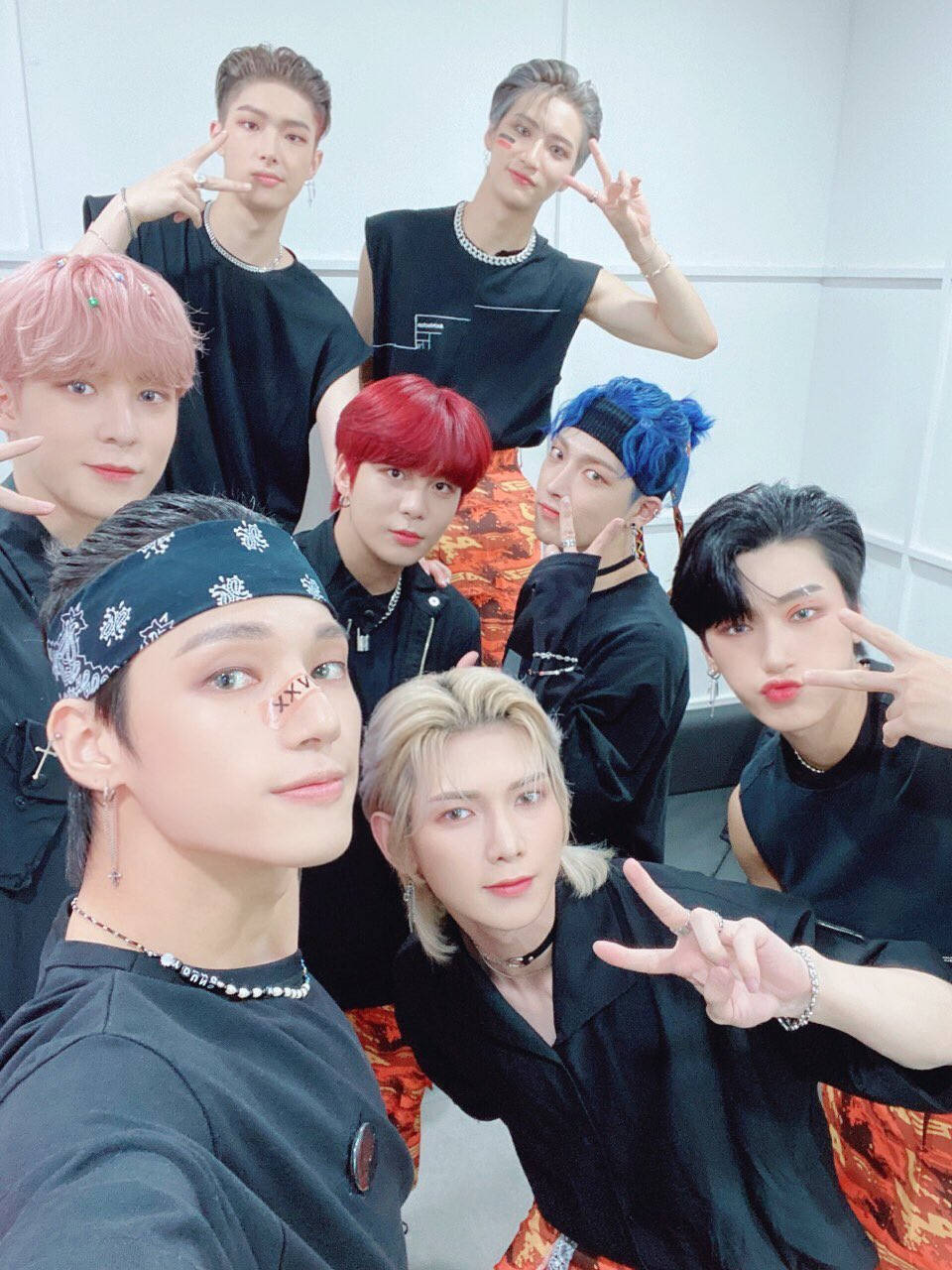 ATEEZ, peace sign, colorful hair, HD Phone Wallpaper